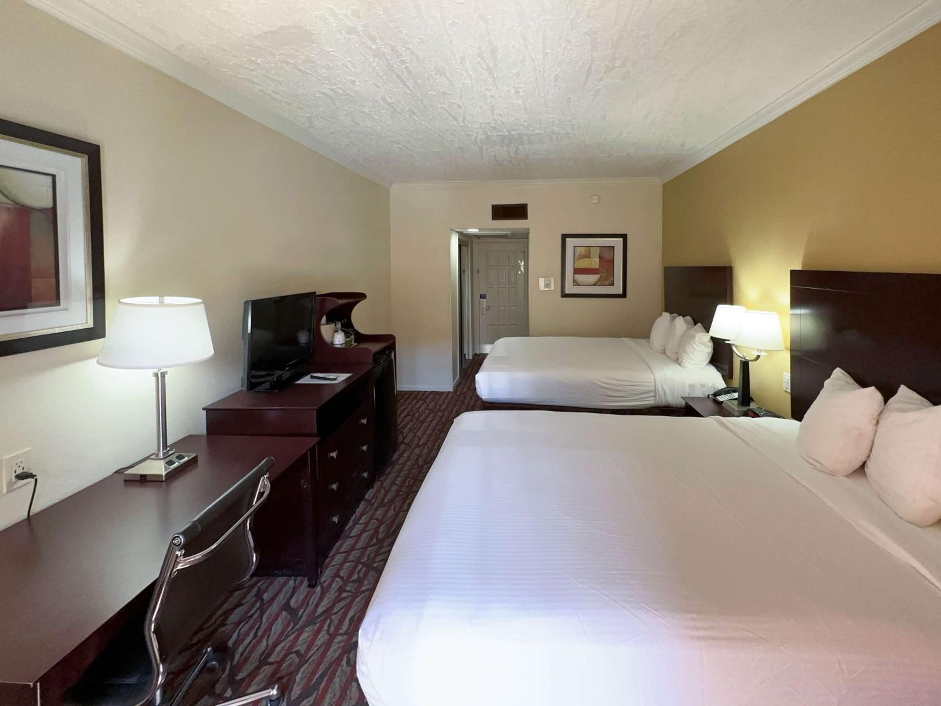Queen Room with Two Queen Beds - Smoking photo 1