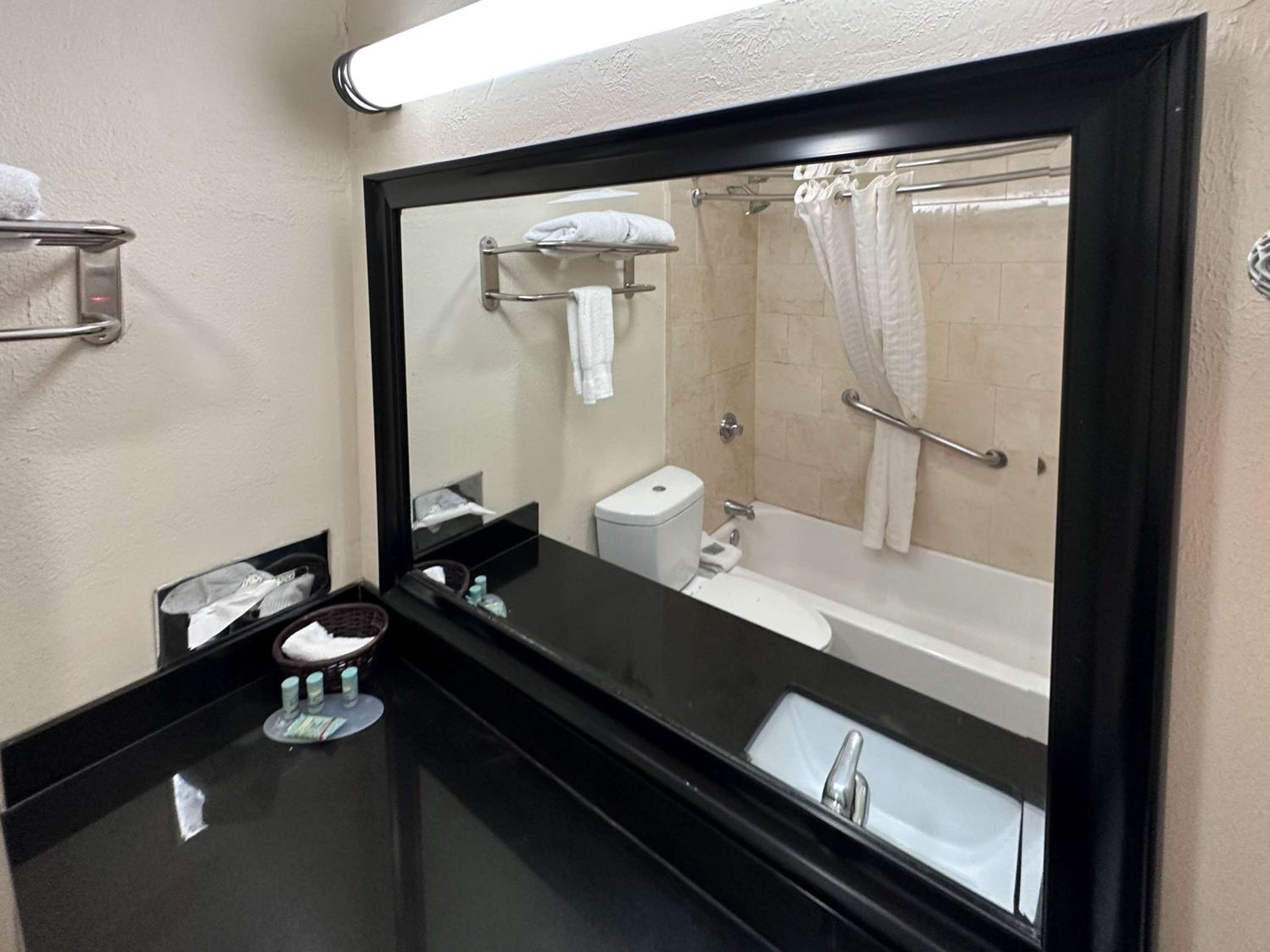 King Room with Roll-in Shower - Disability Access - smoking photo 2