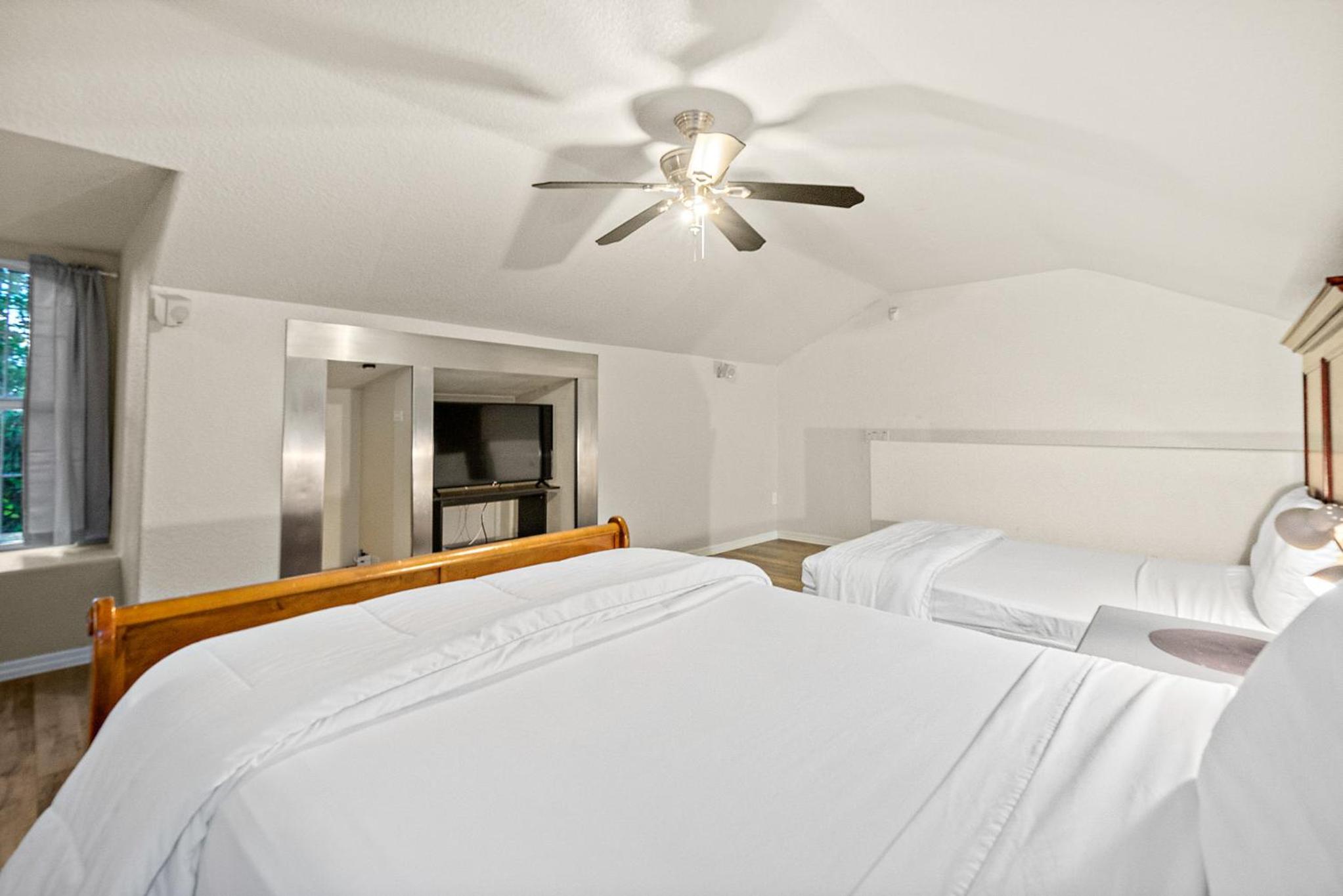 Six-Bedroom House photo 1