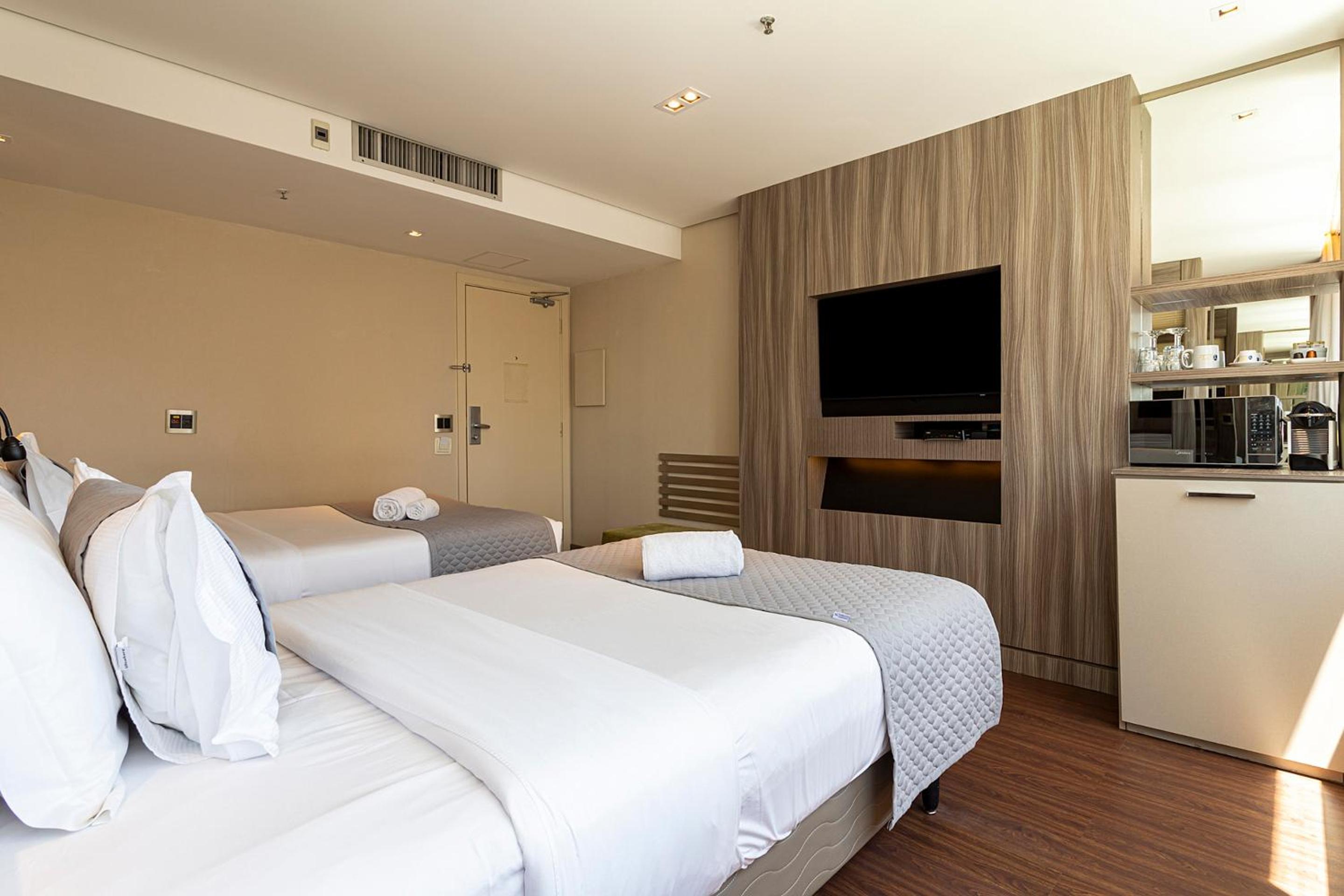Deluxe King Room - Photo 7