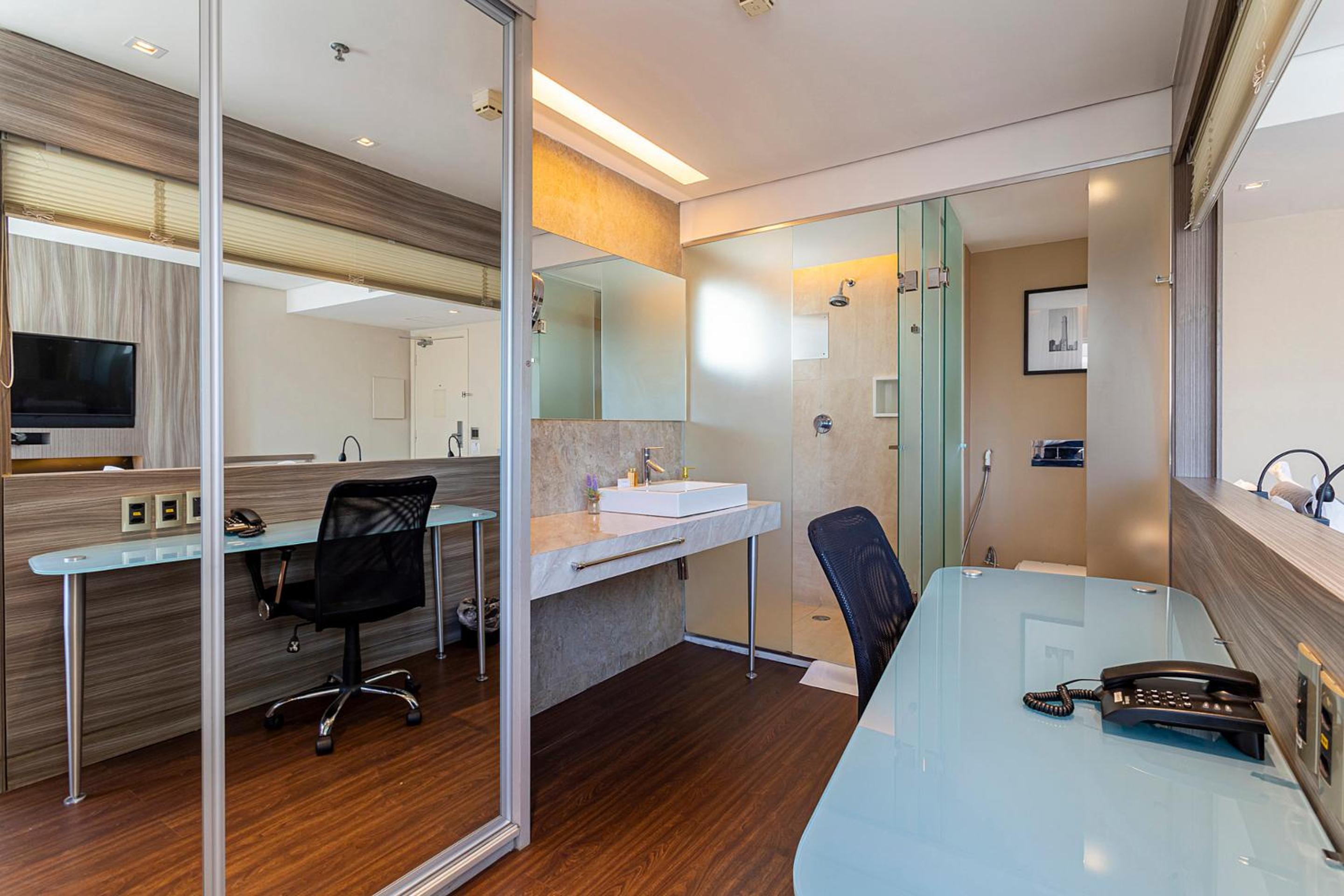 Deluxe King Room - Photo 2