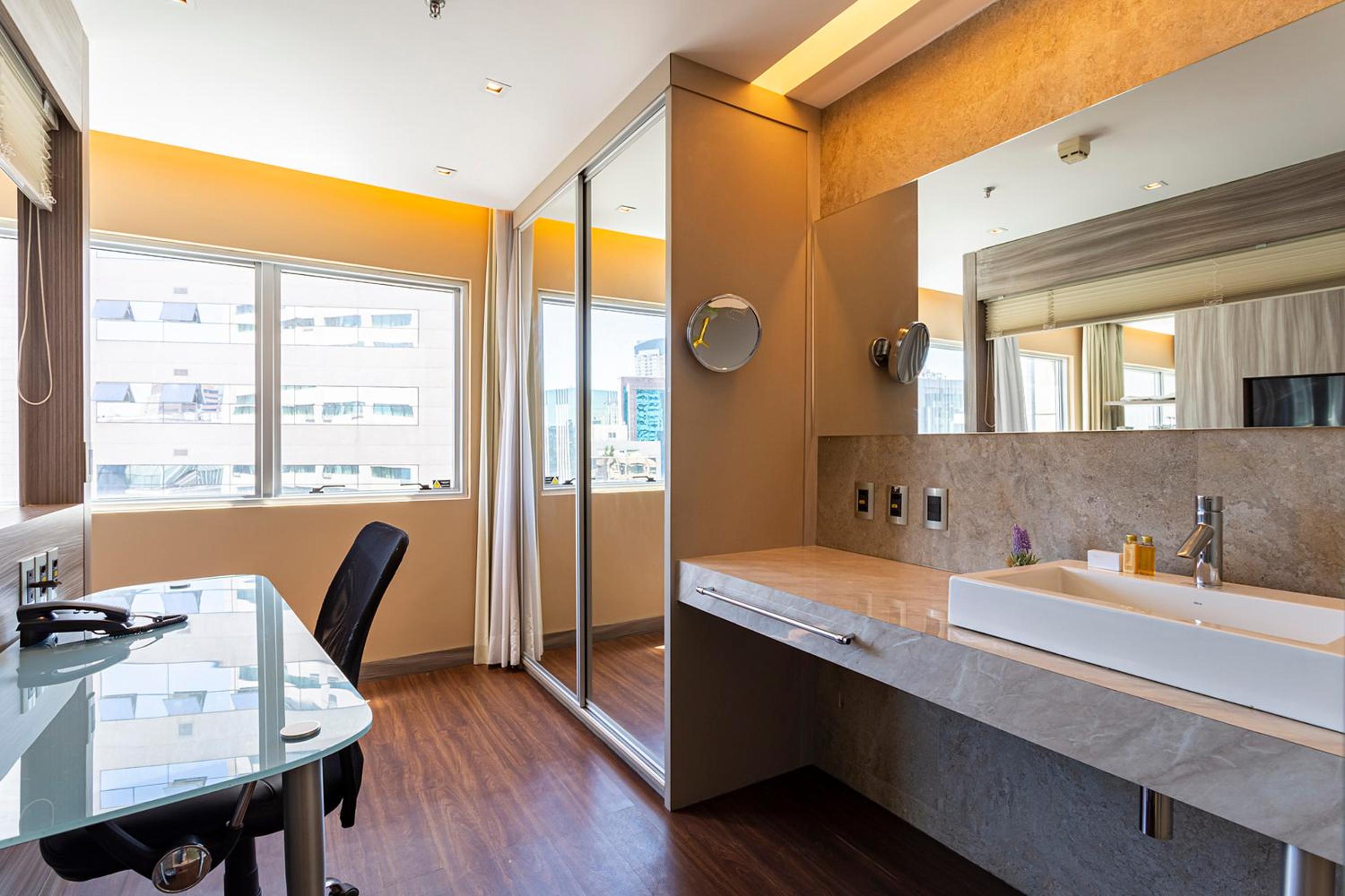 Deluxe King Room - Photo 9