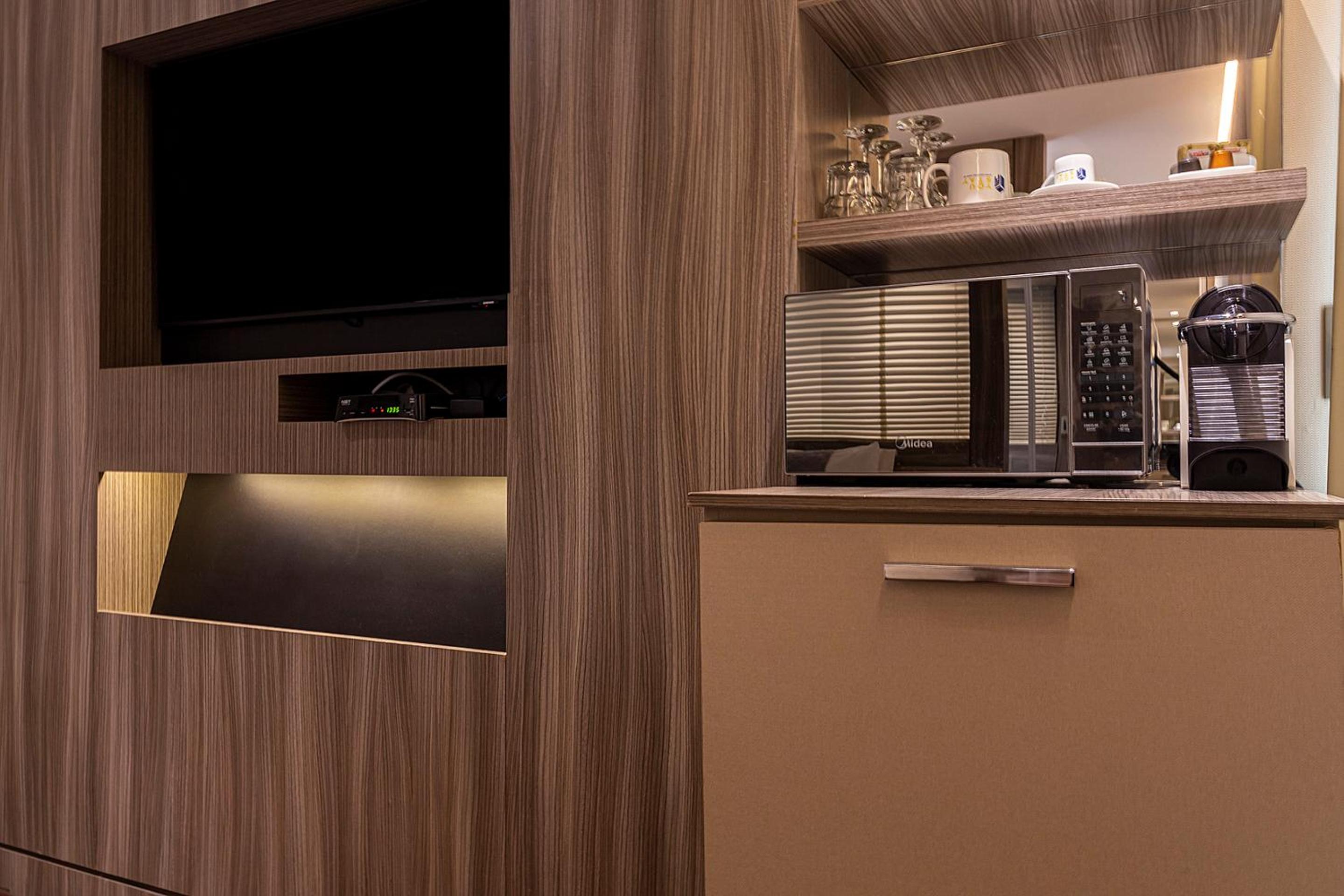 Deluxe King Room - Photo 3