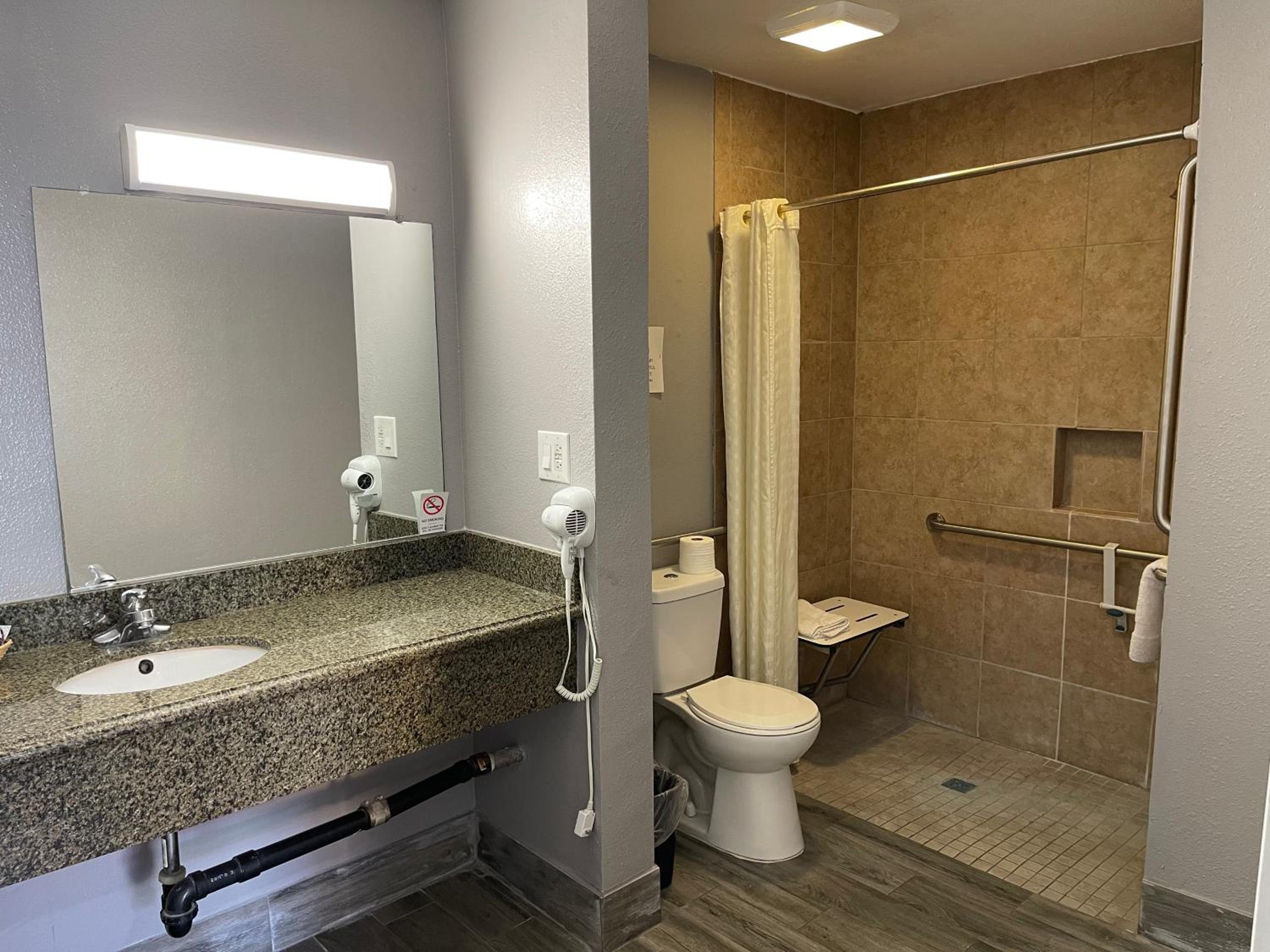Queen Room - Disability Access photo 3