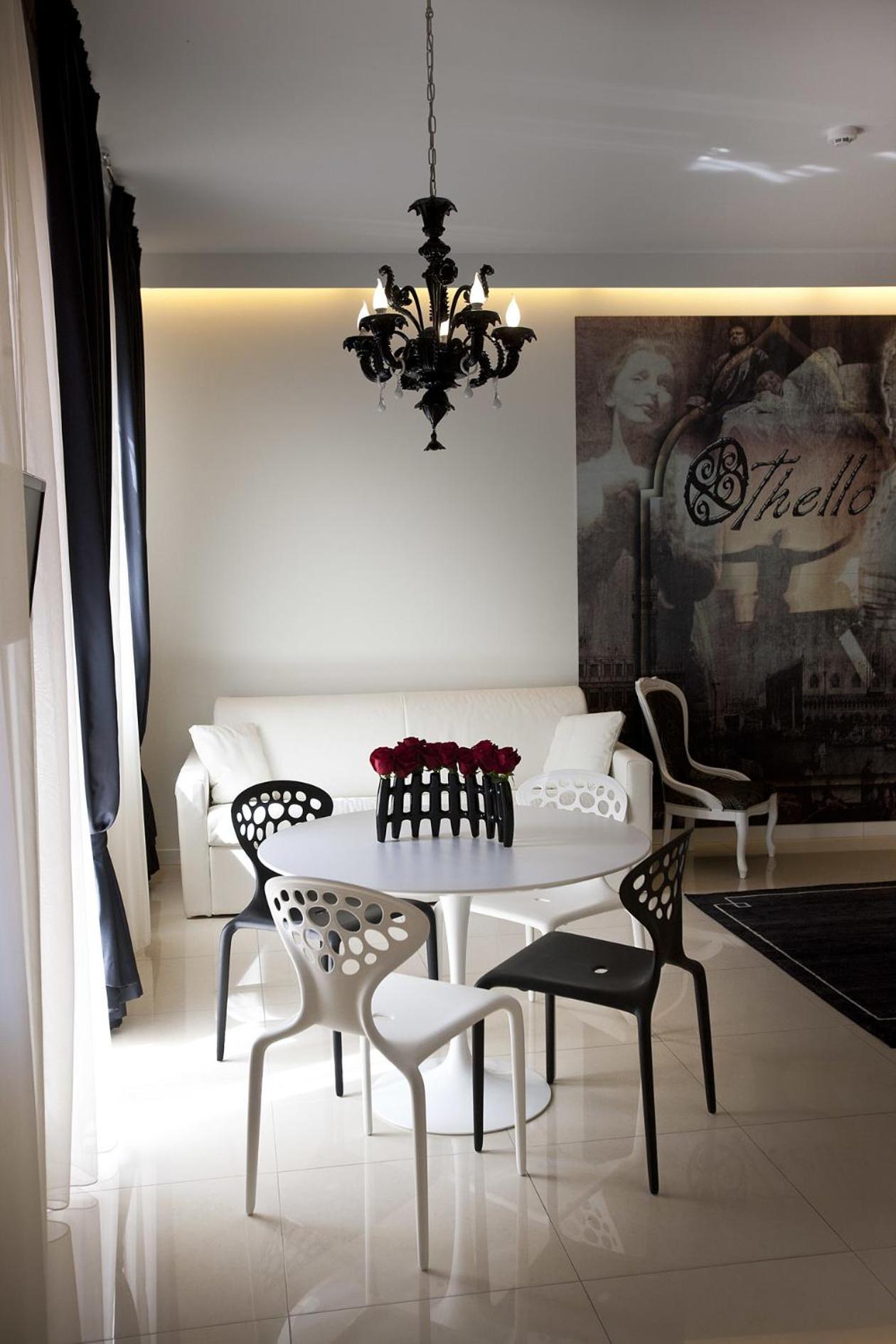 Deluxe Studio with Balcony - Photo 9