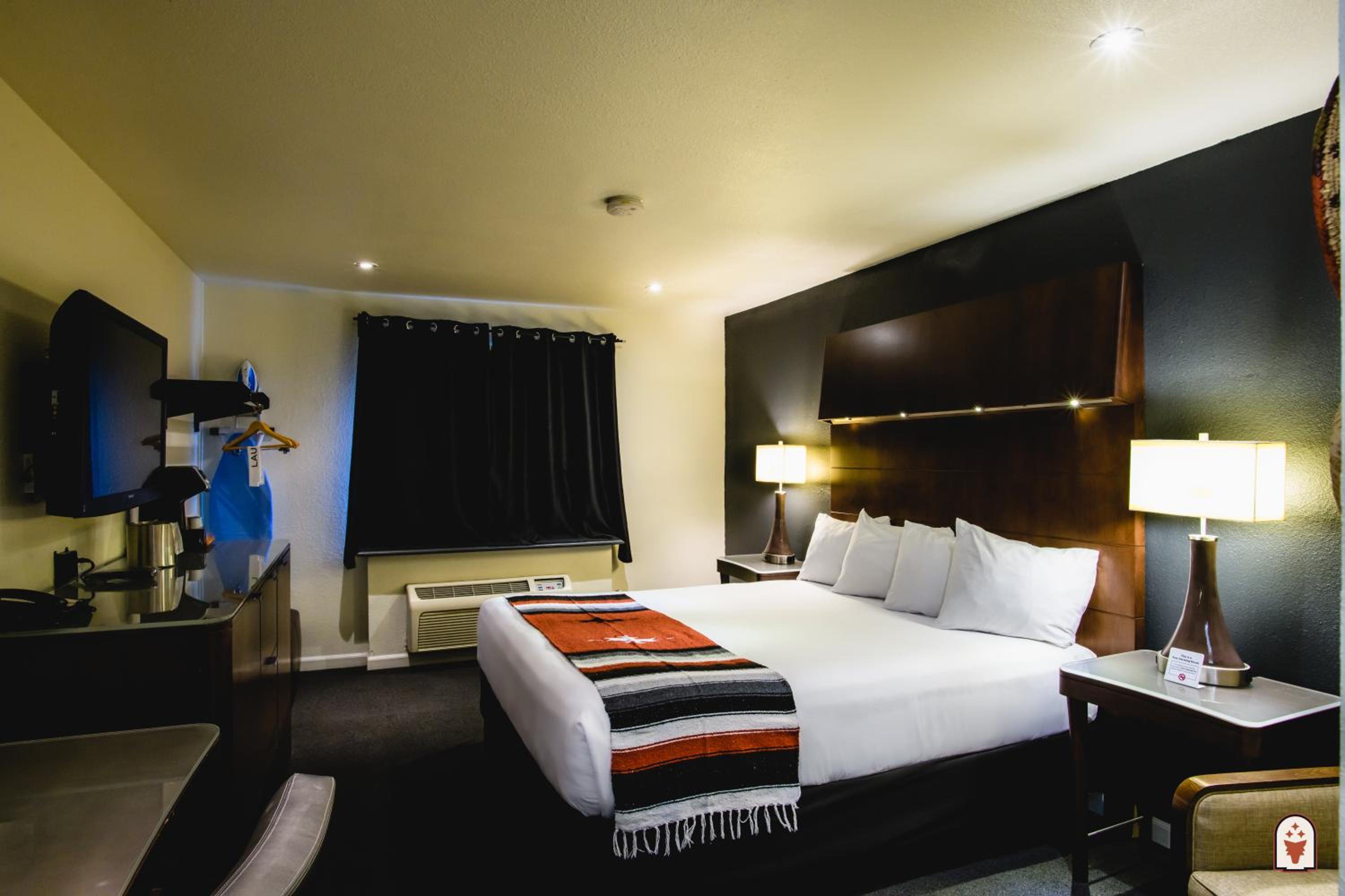 Standard King Room - Photo 8