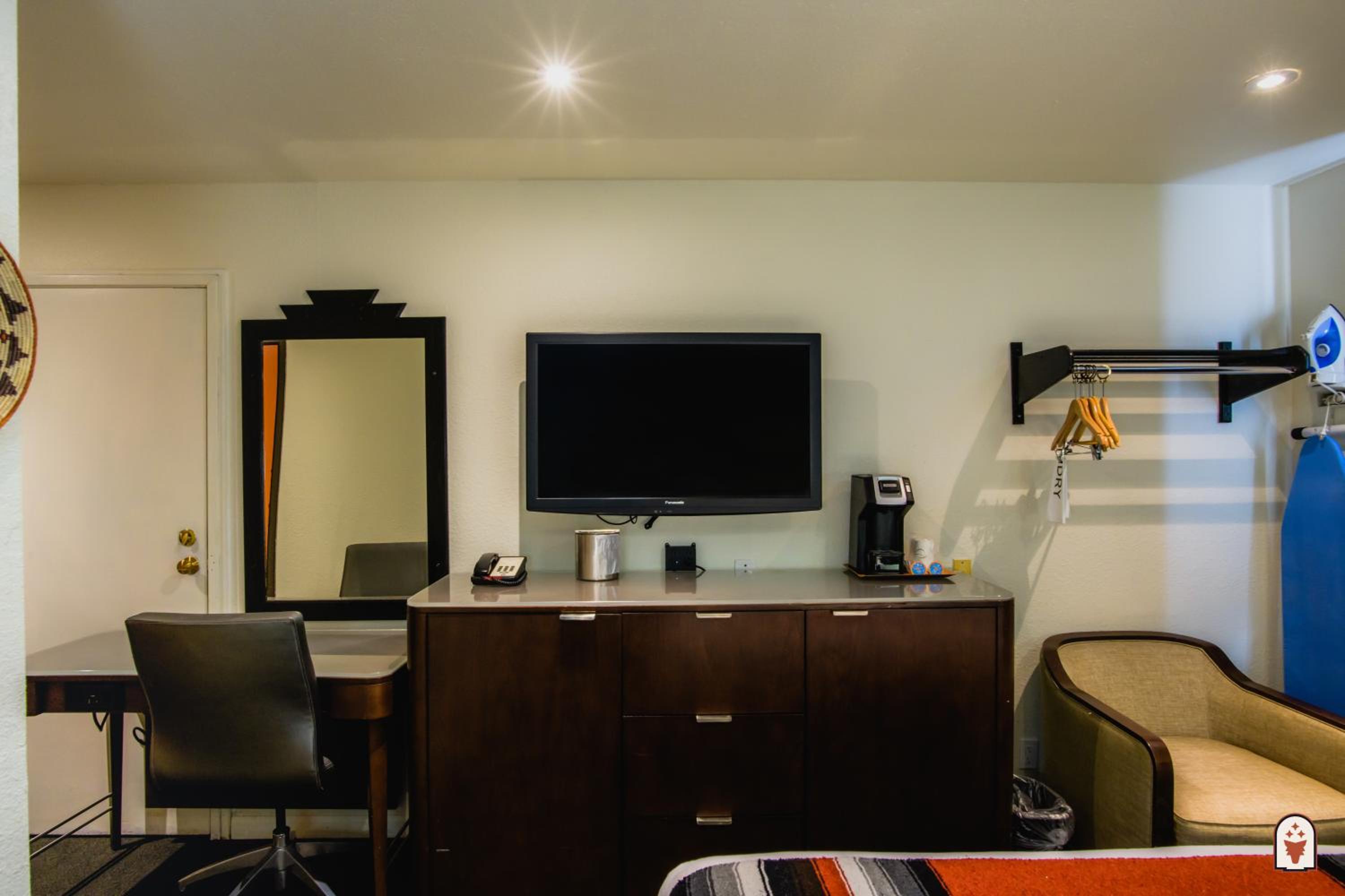 Standard King Room - Photo 6