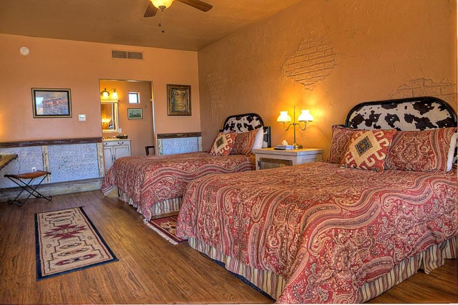 Queen Room with Two Queen Beds photo 3