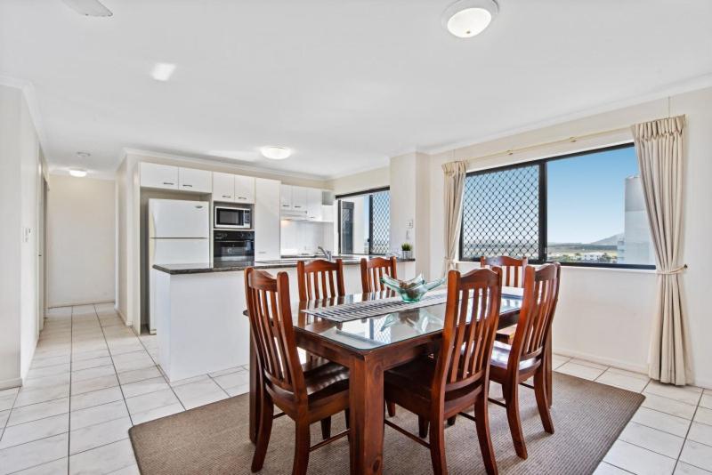 Three-Bedroom Apartment with Garden View photo 3