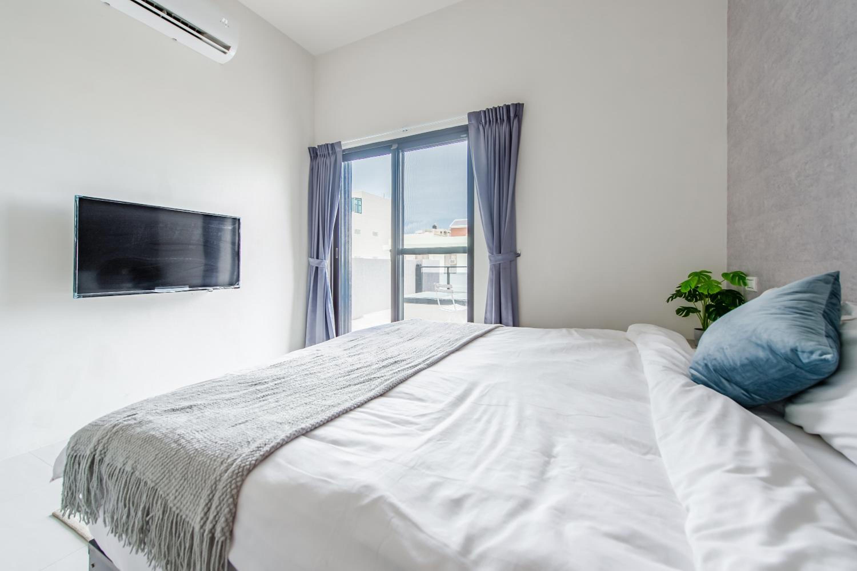 Double Room with Balcony - Photo 3
