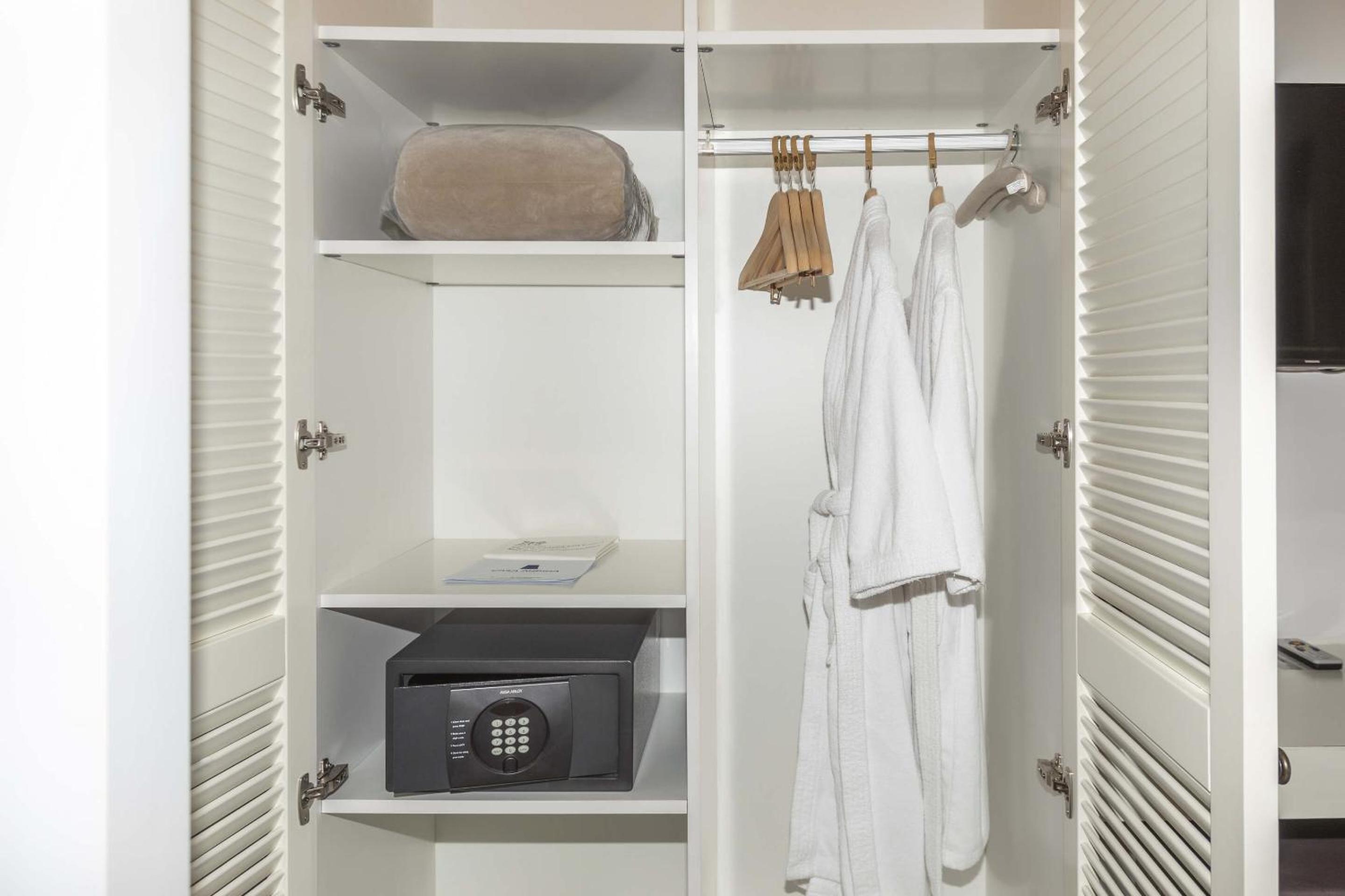 Suite - Photo 13