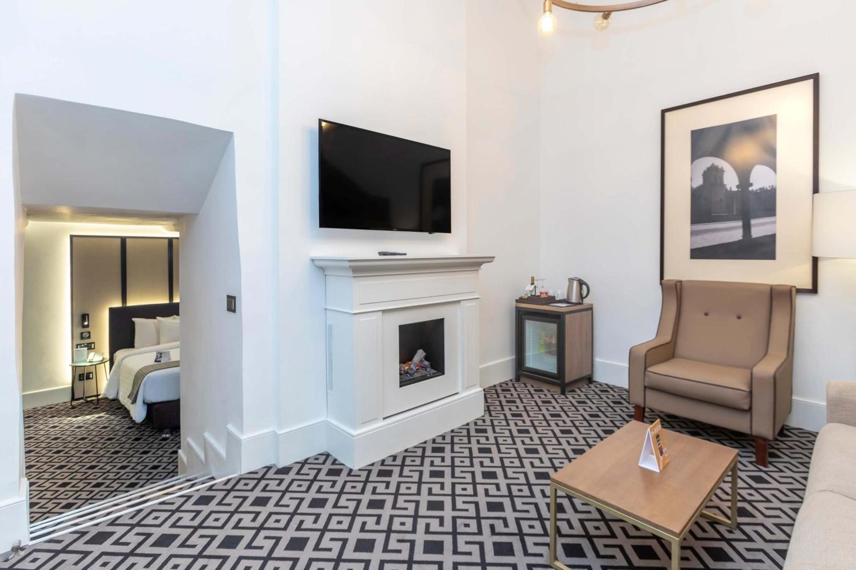 Suite - Photo 5