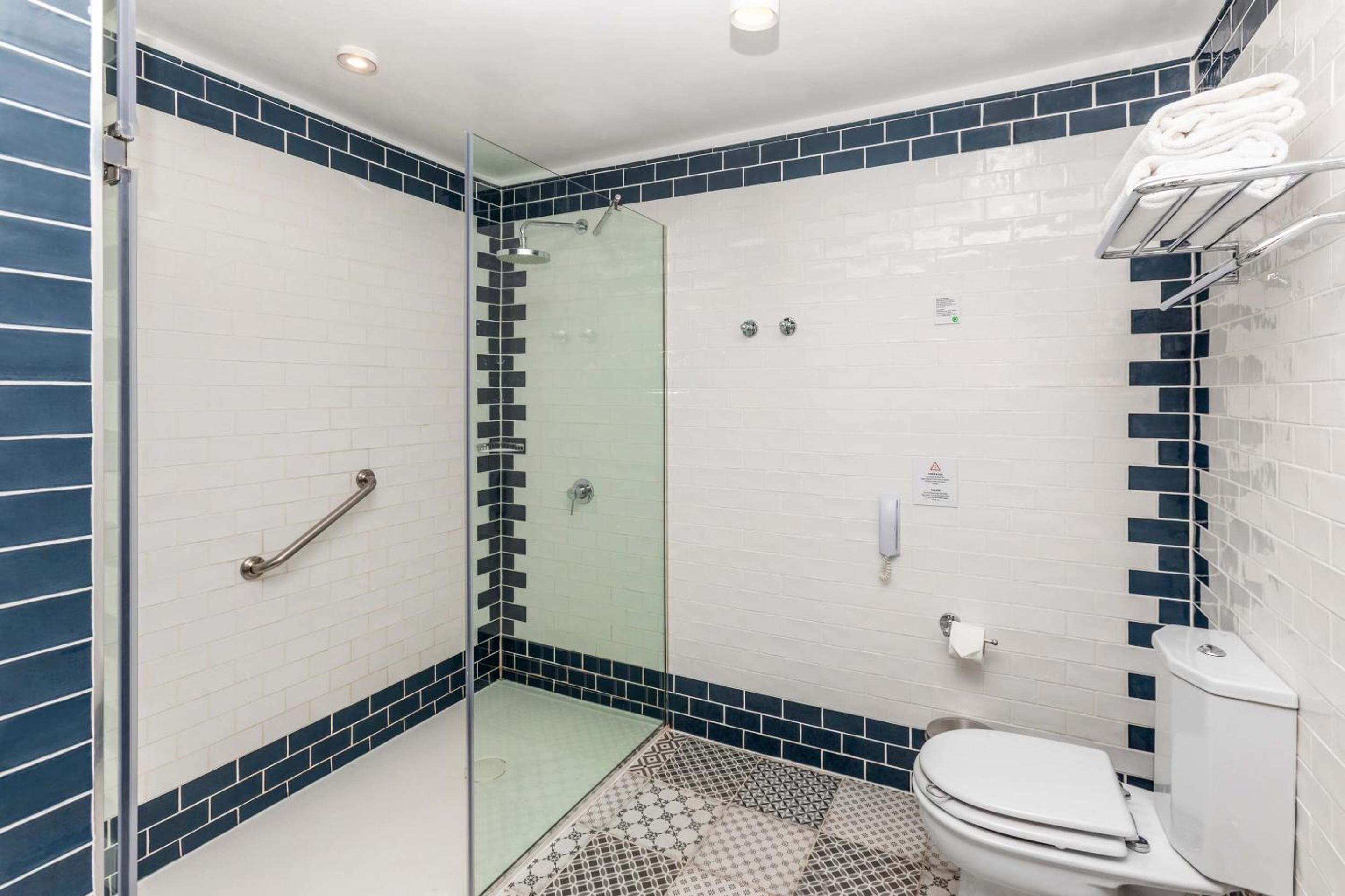 Suite - Photo 9