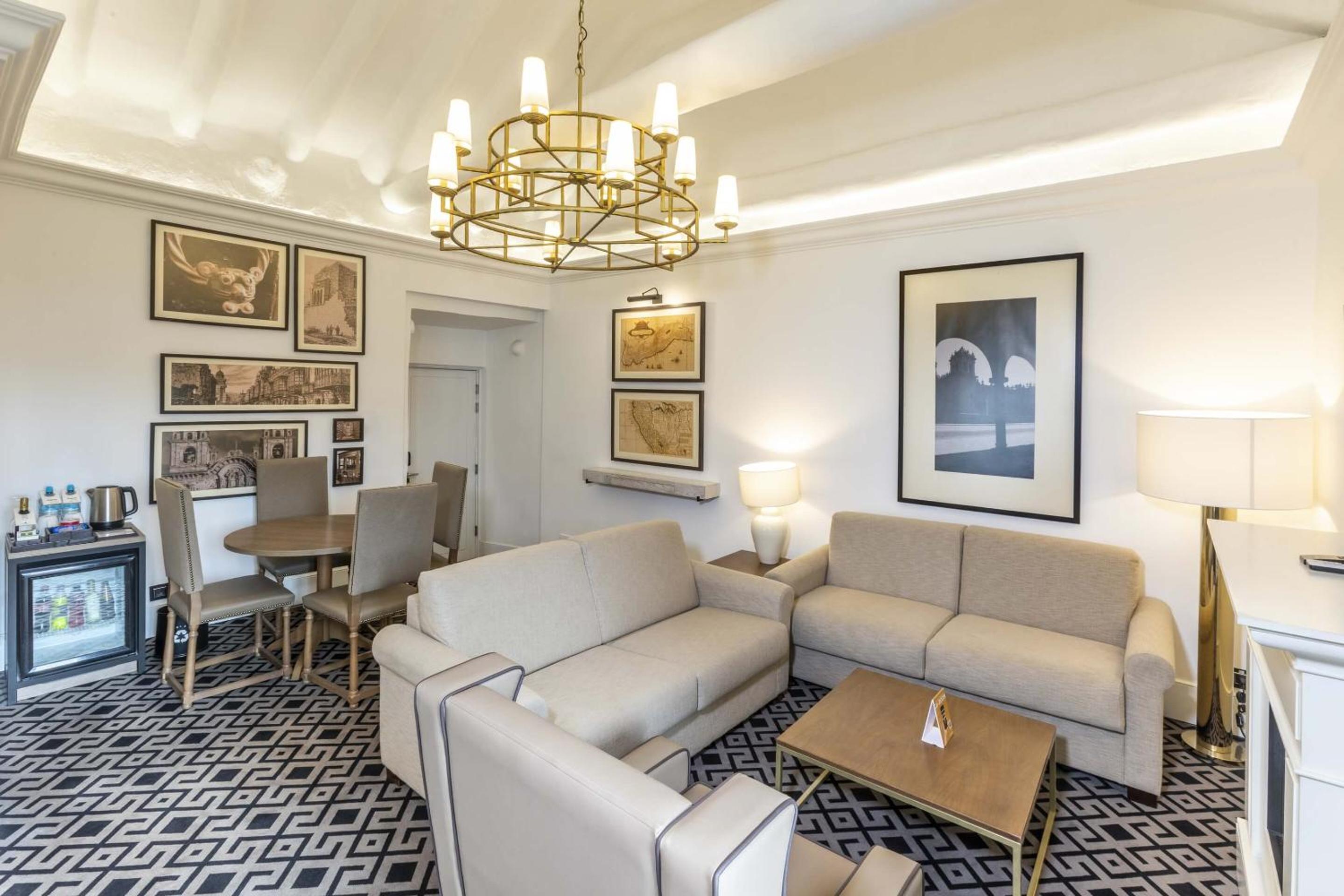 Suite - Photo 12