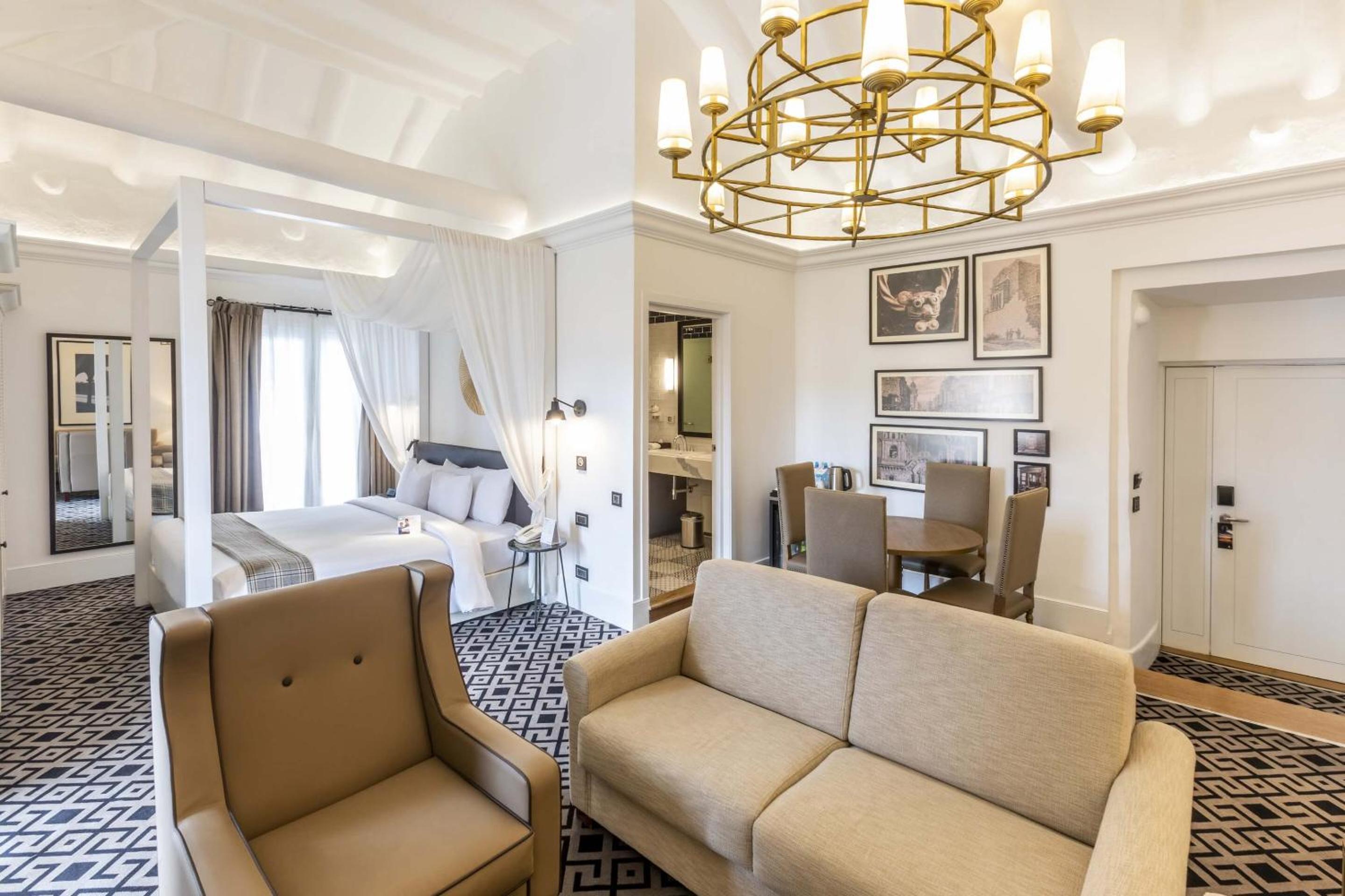 Suite - Photo 17