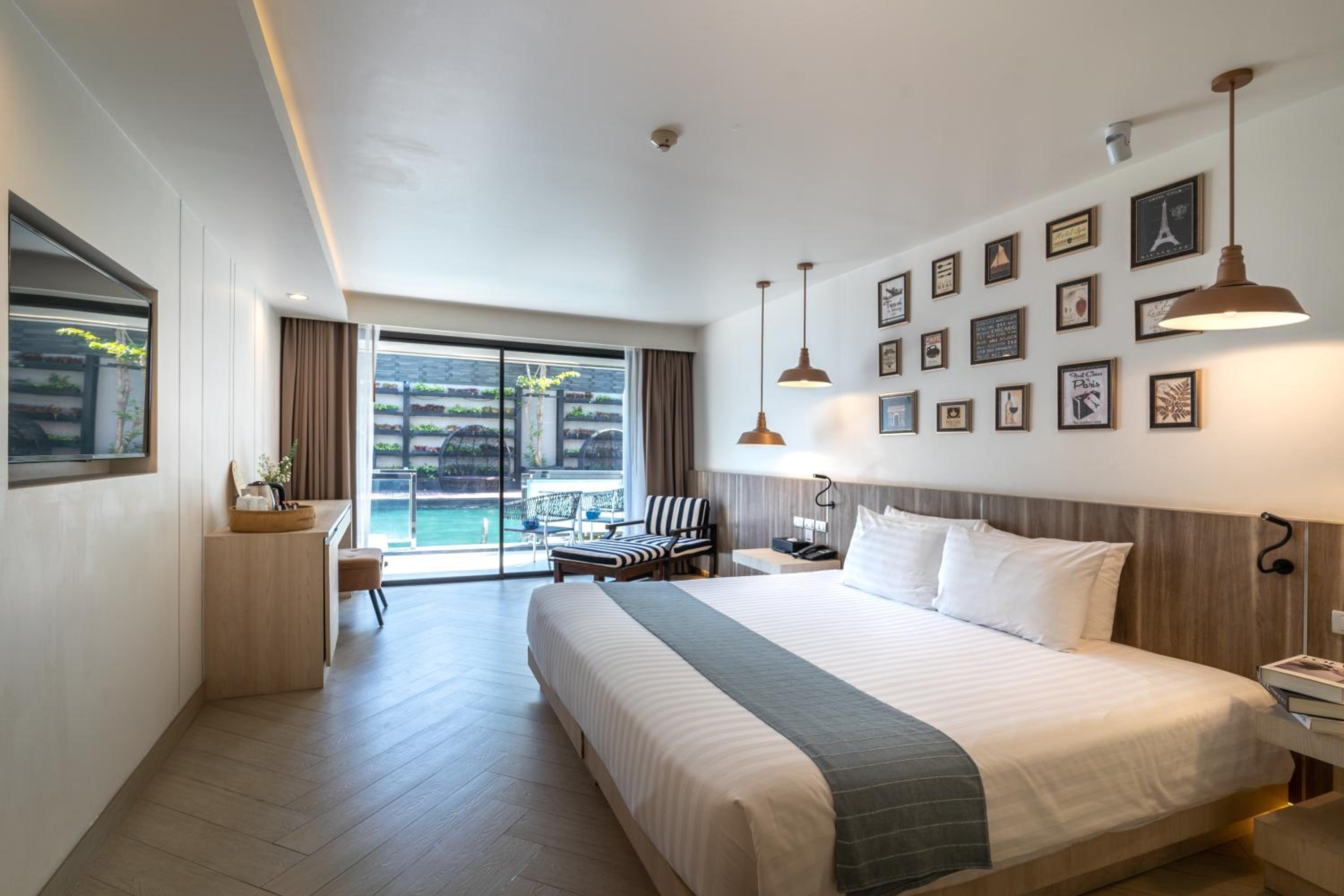 King Room with Pool Access