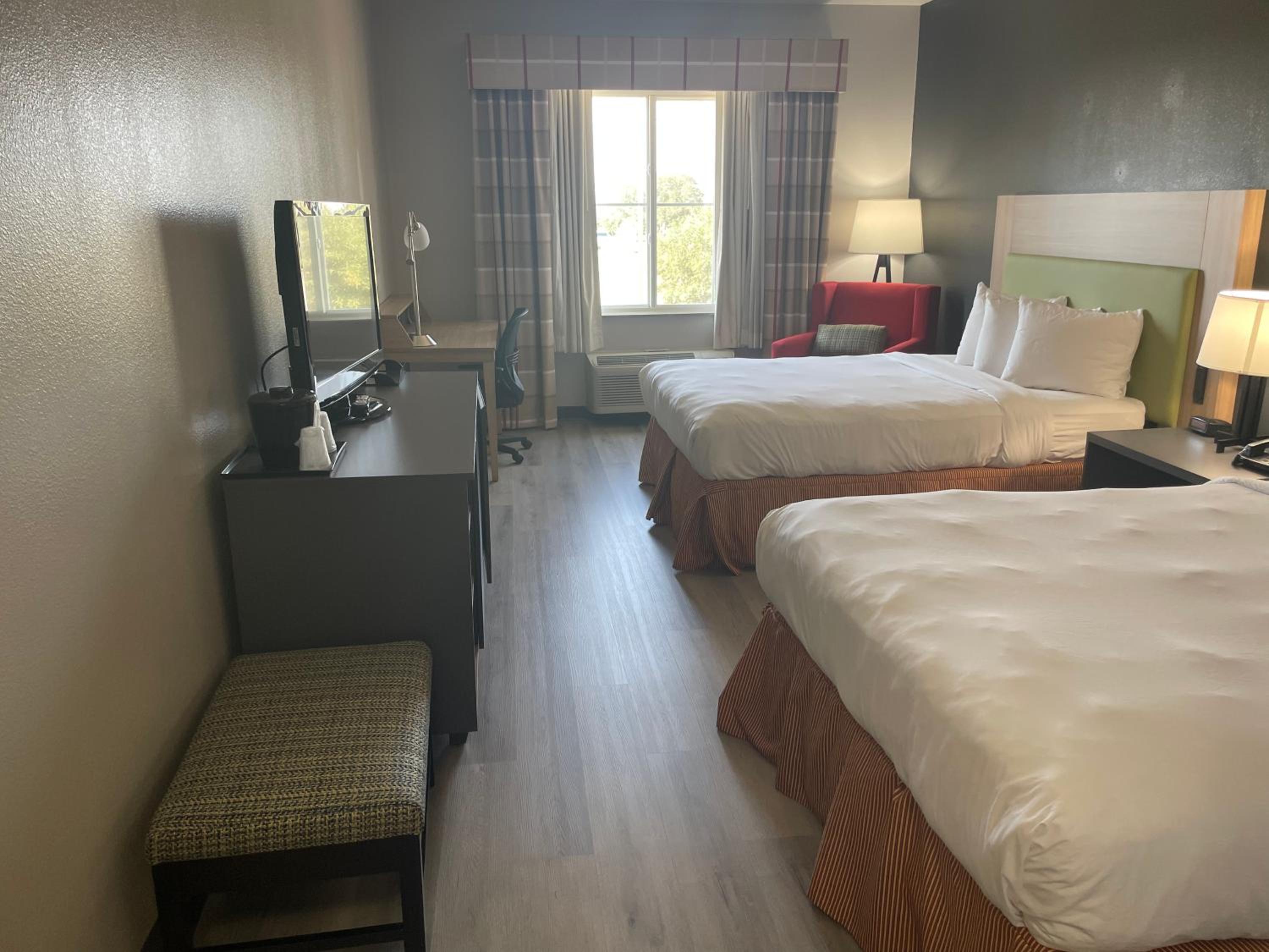 Queen Room with Two Queen Beds - Photo 5