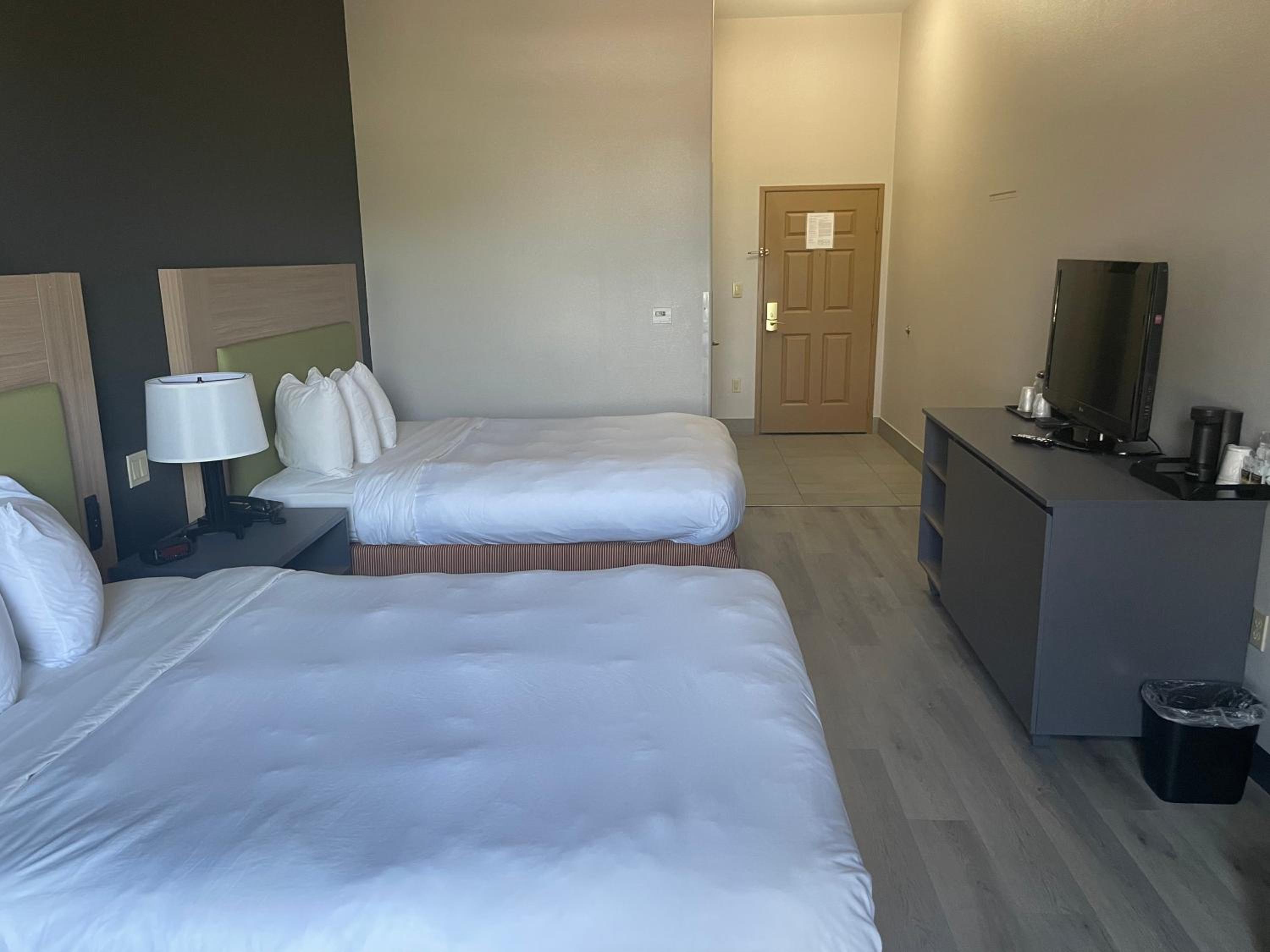 Queen Room with Two Queen Beds - Photo 7