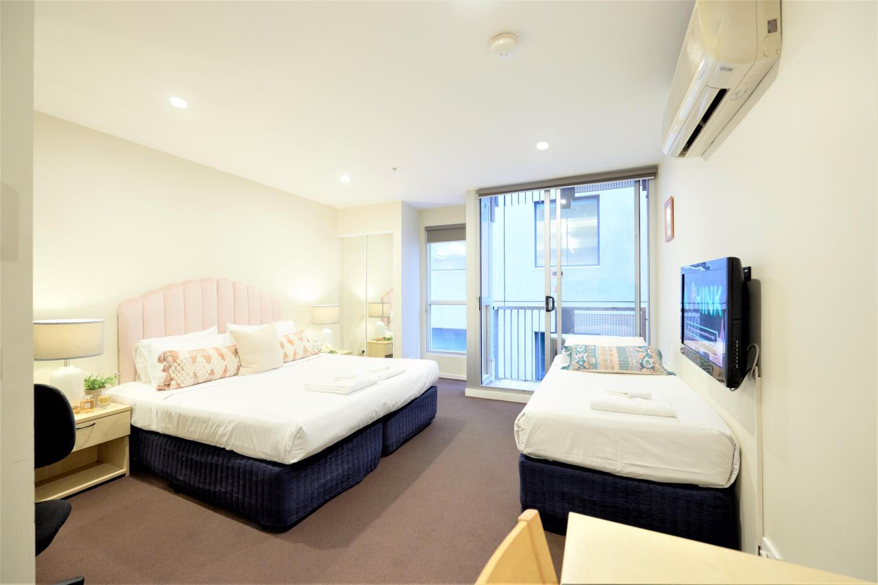 Deluxe King Apartment photo 1