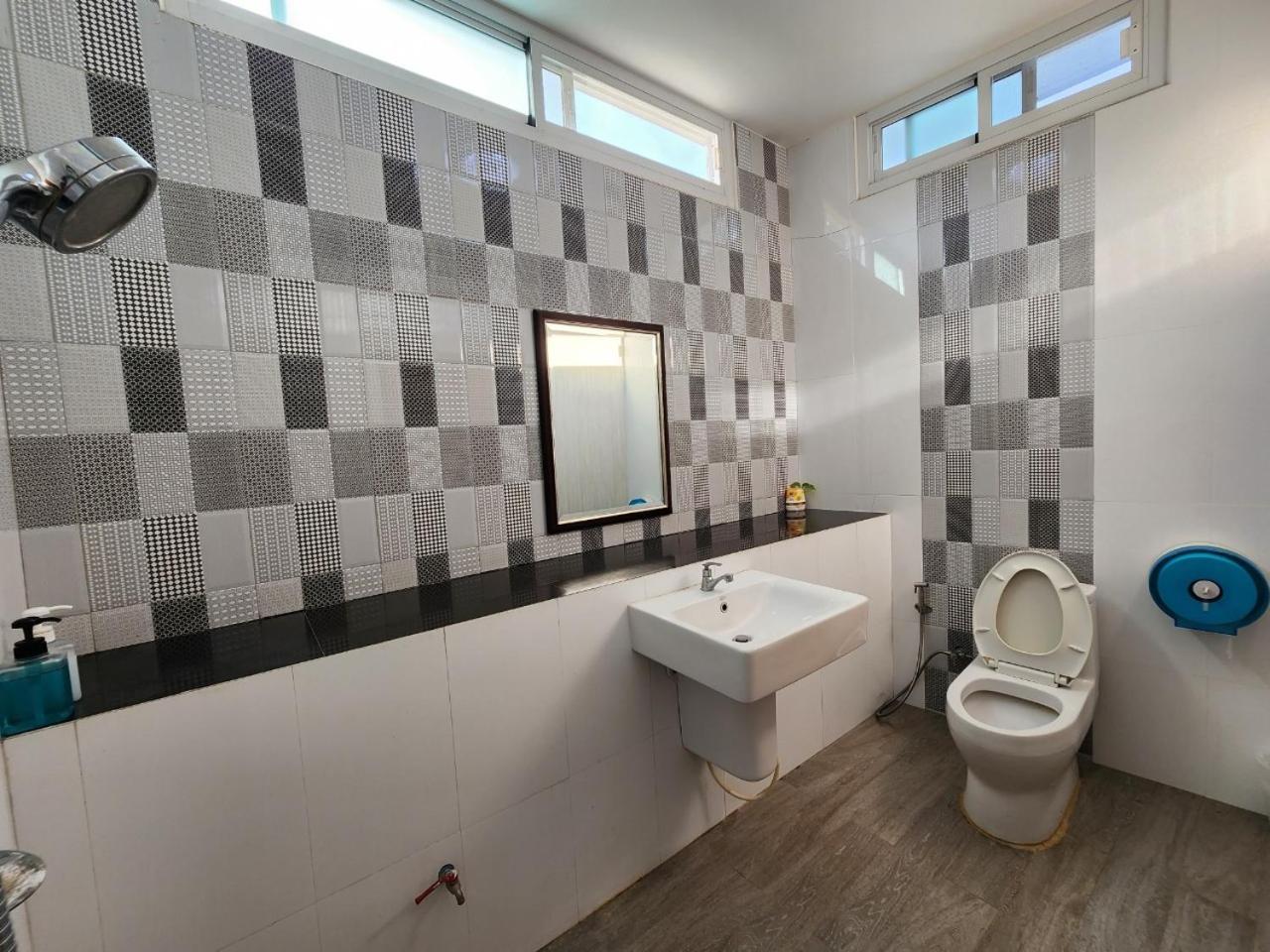 Standard King Room - Photo 2
