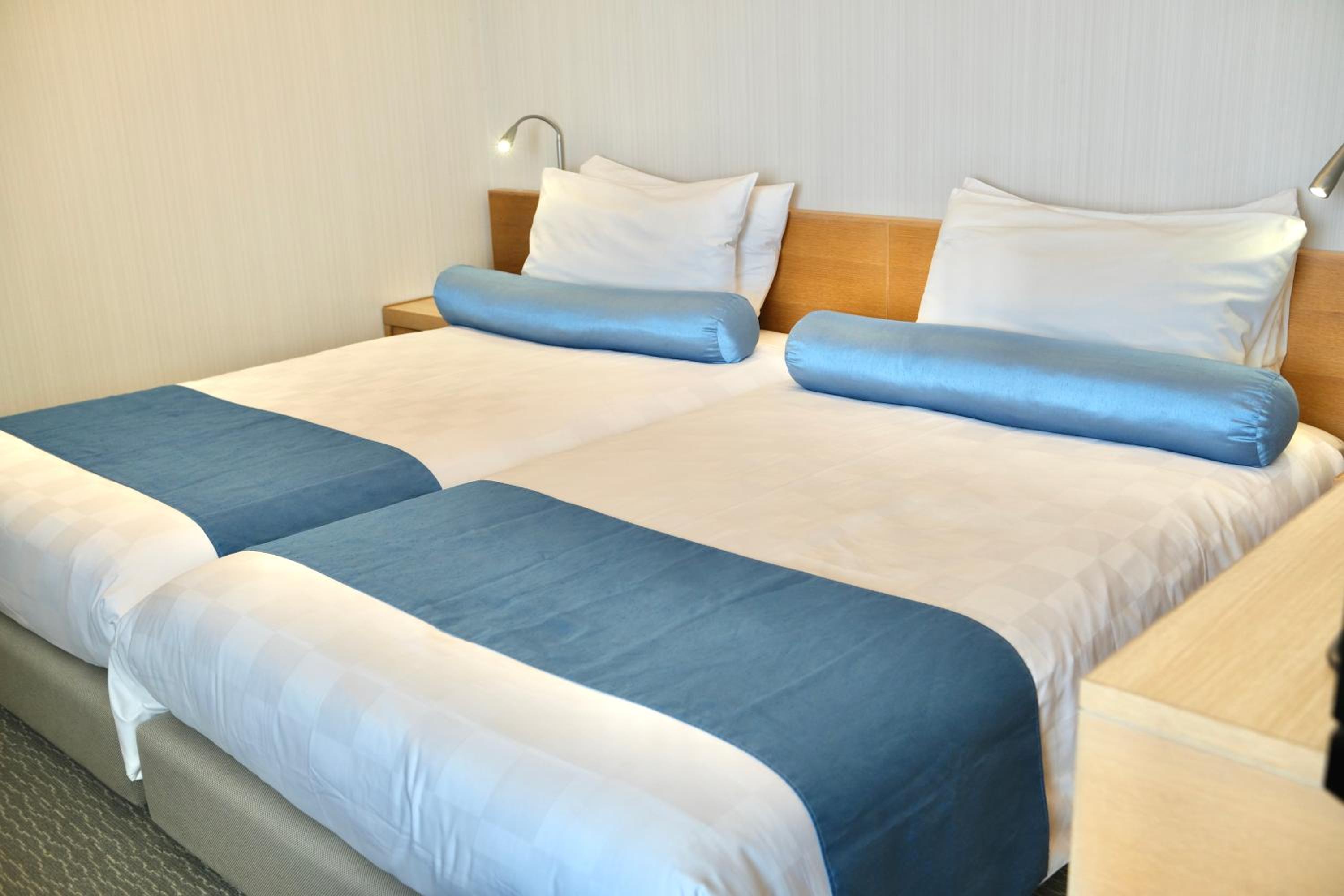 Twin Room with Sofa Bed and Balcony - Non-Smoking - Photo 17