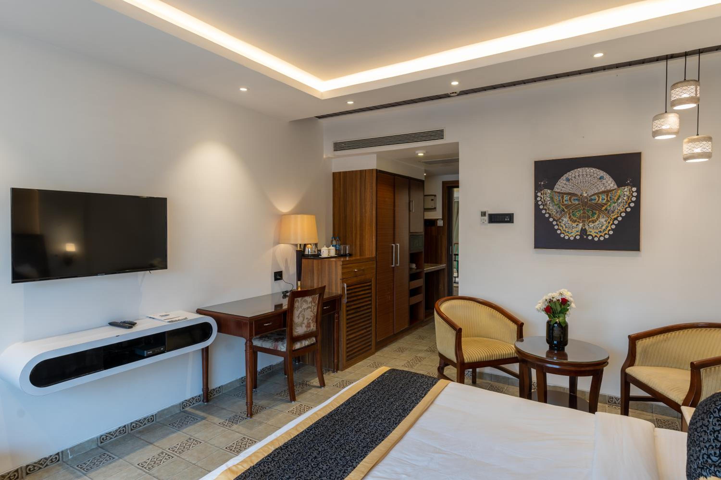 Super Deluxe Room with Pool View and Balcony photo 3