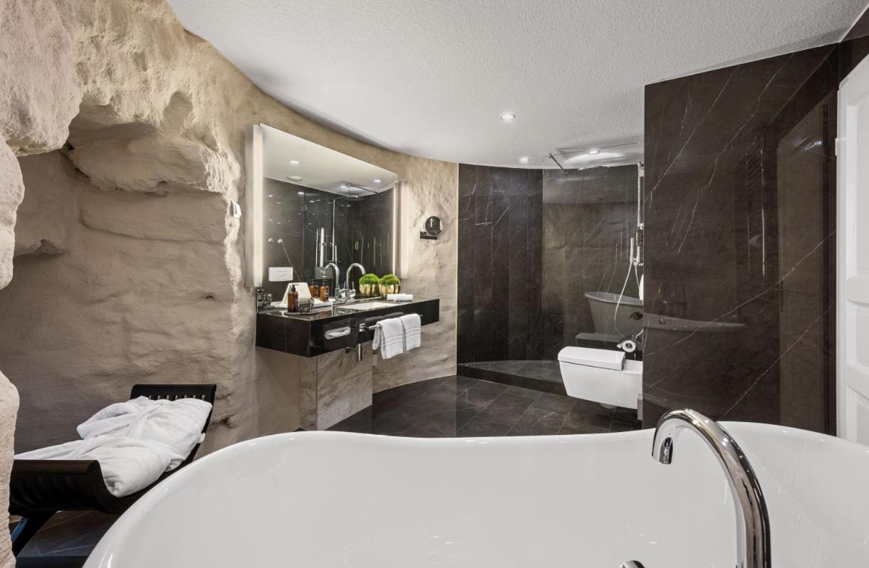 Suite with Queen Bed and City View - Photo 3