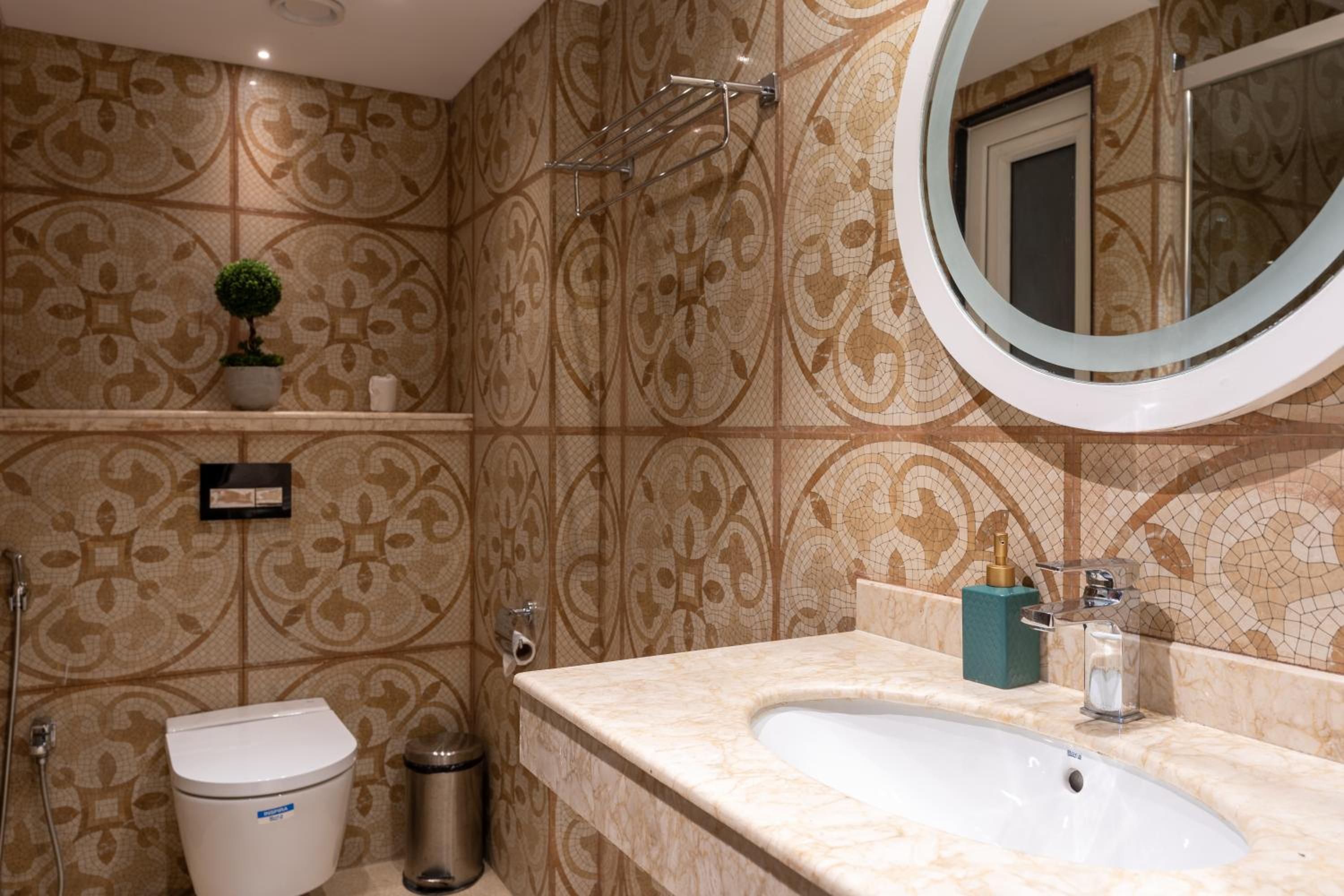 King Suite with Balcony - Photo 6
