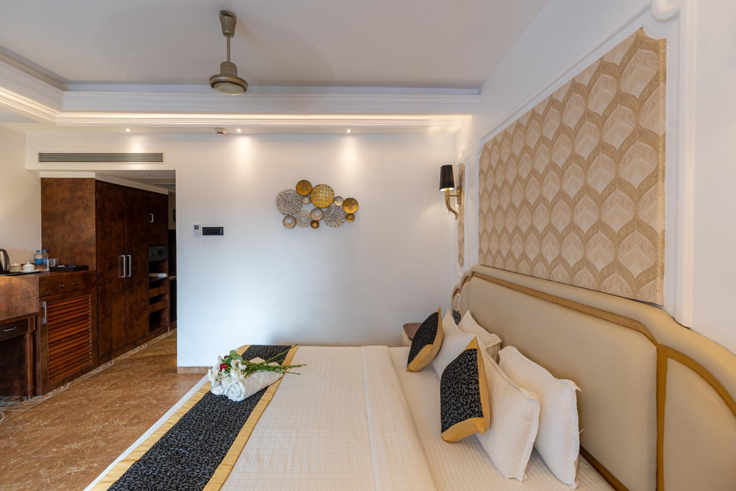 King Suite with Balcony - Photo 4