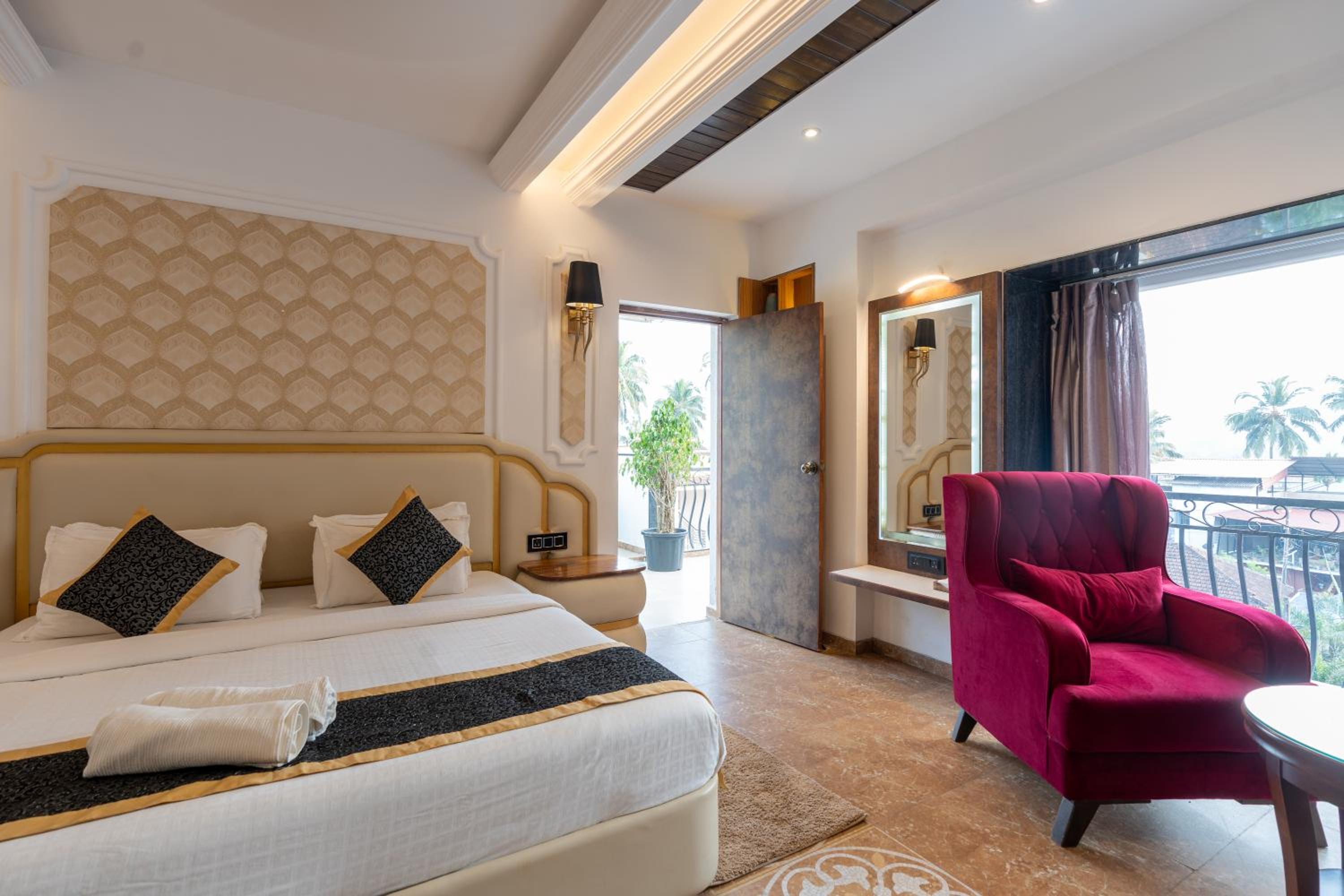 King Suite with Balcony - Photo 5