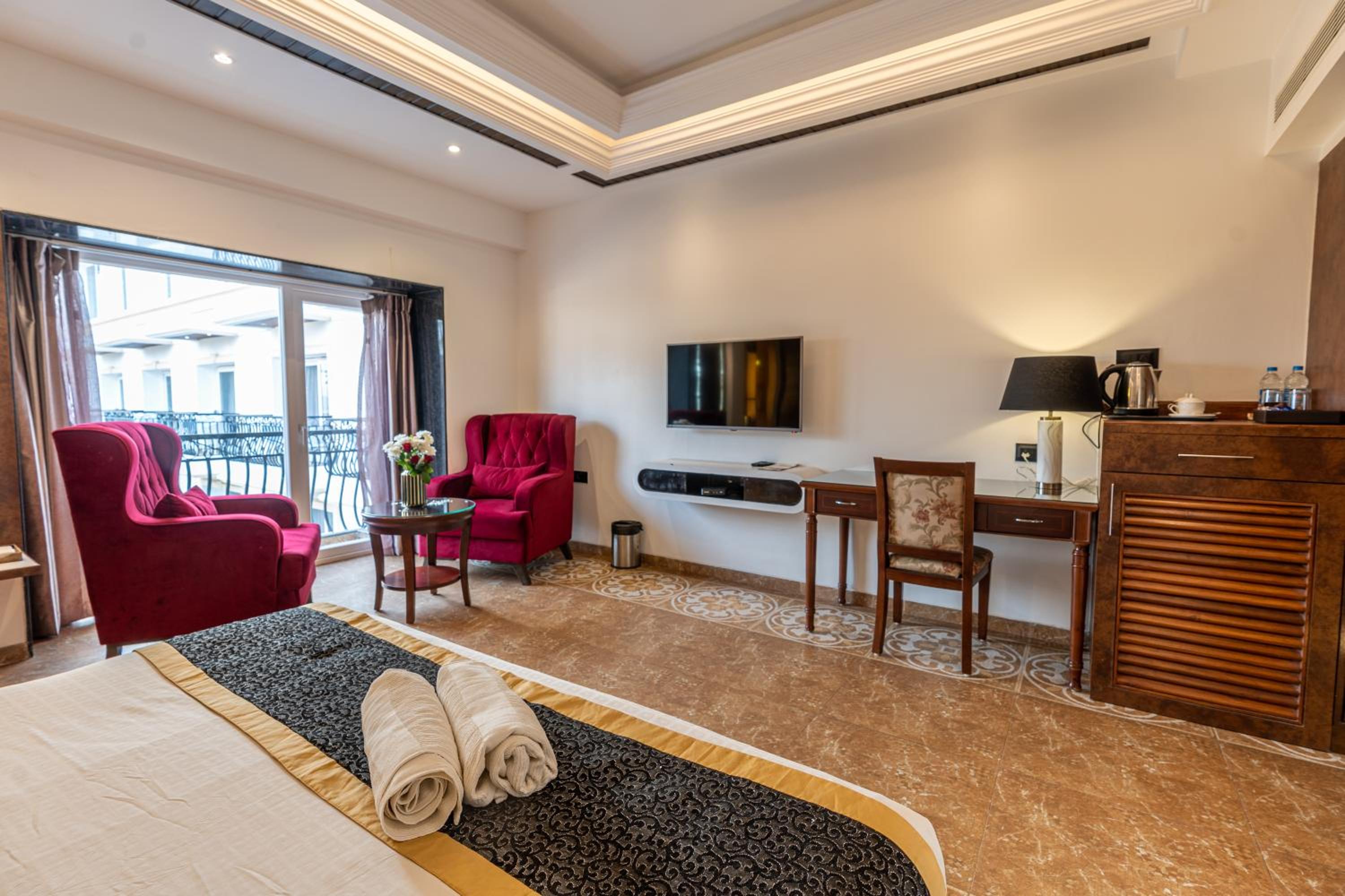 King Suite with Balcony - Photo 15
