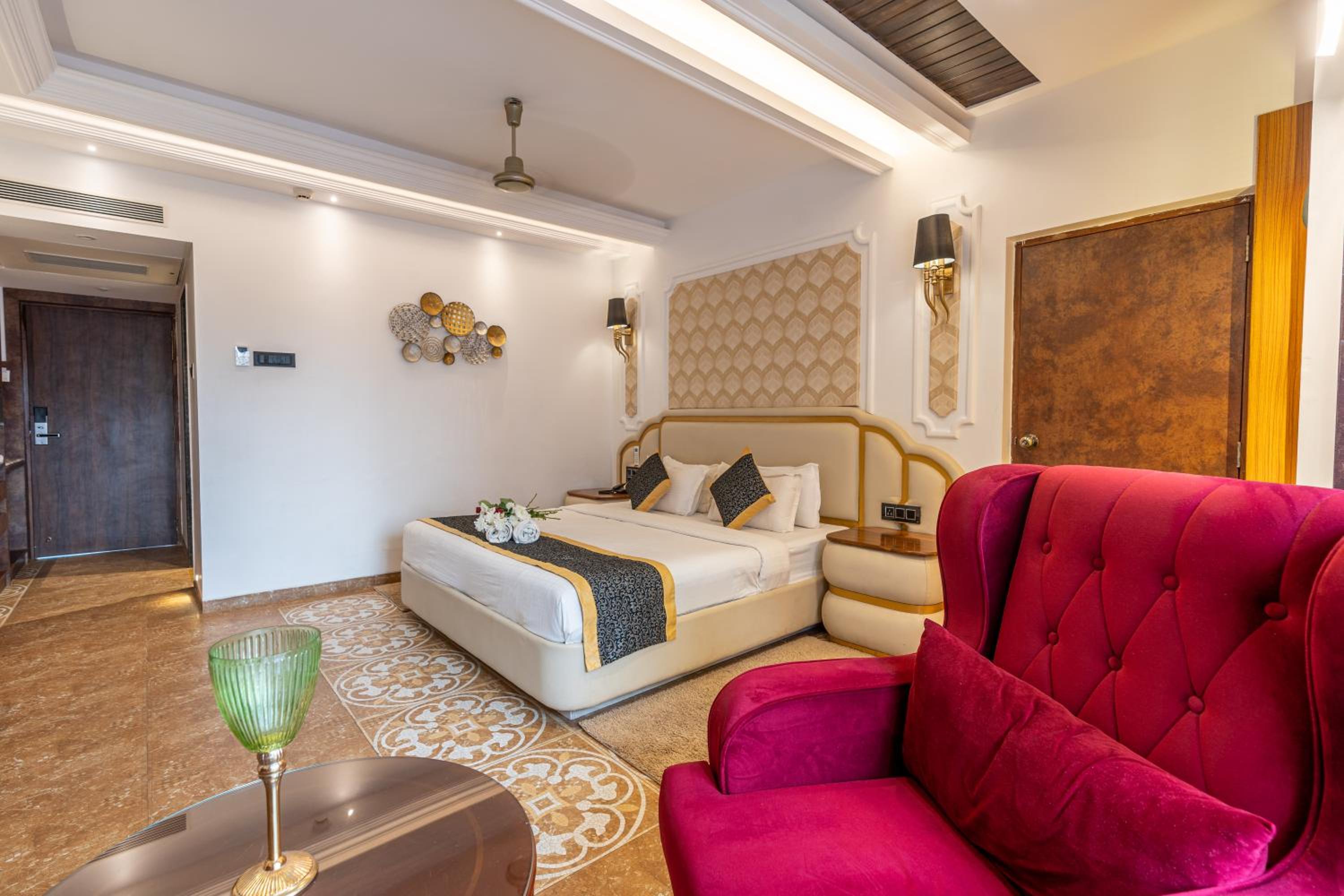 King Suite with Balcony - Photo 14