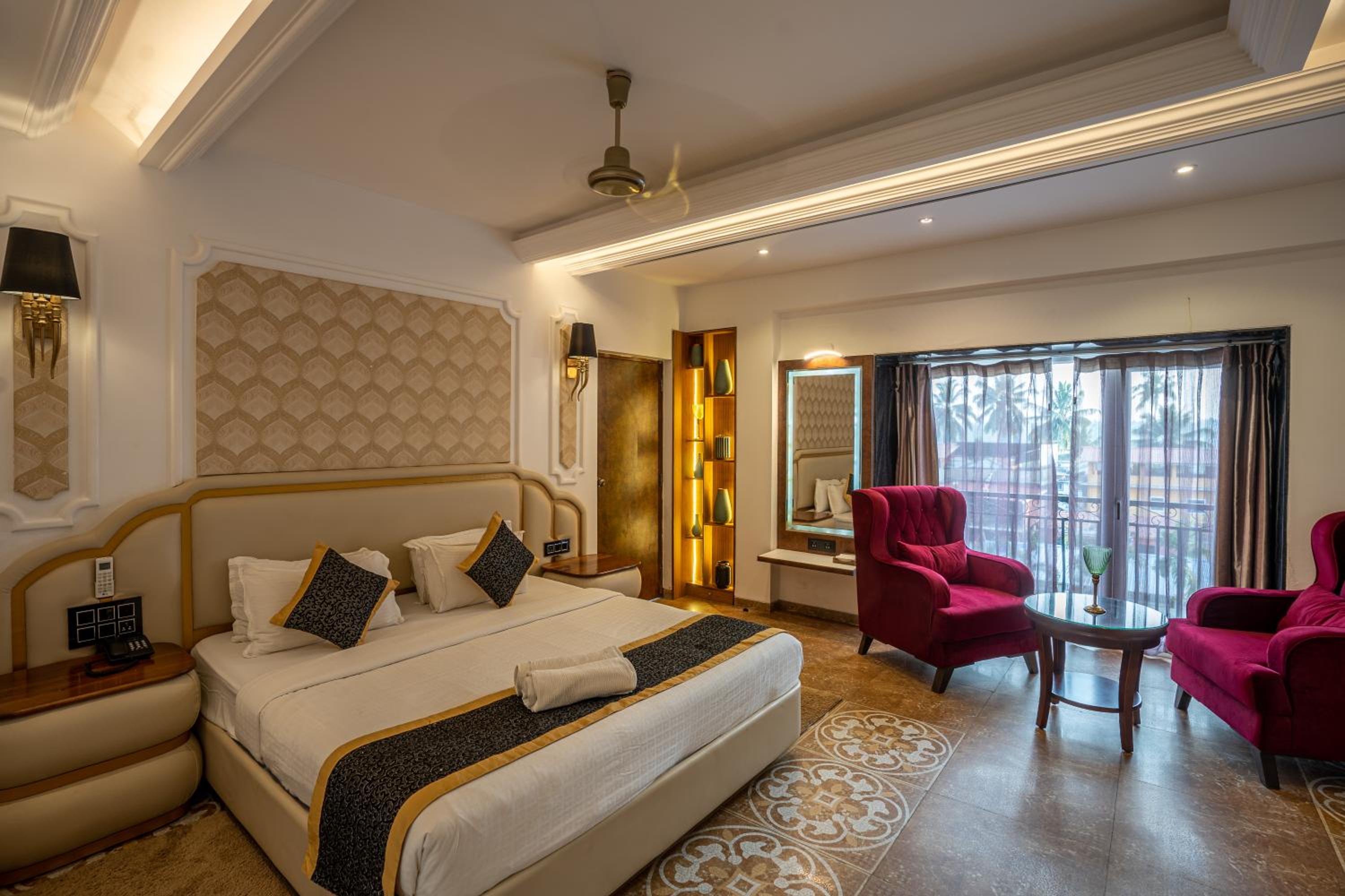 King Suite with Balcony - Photo 3