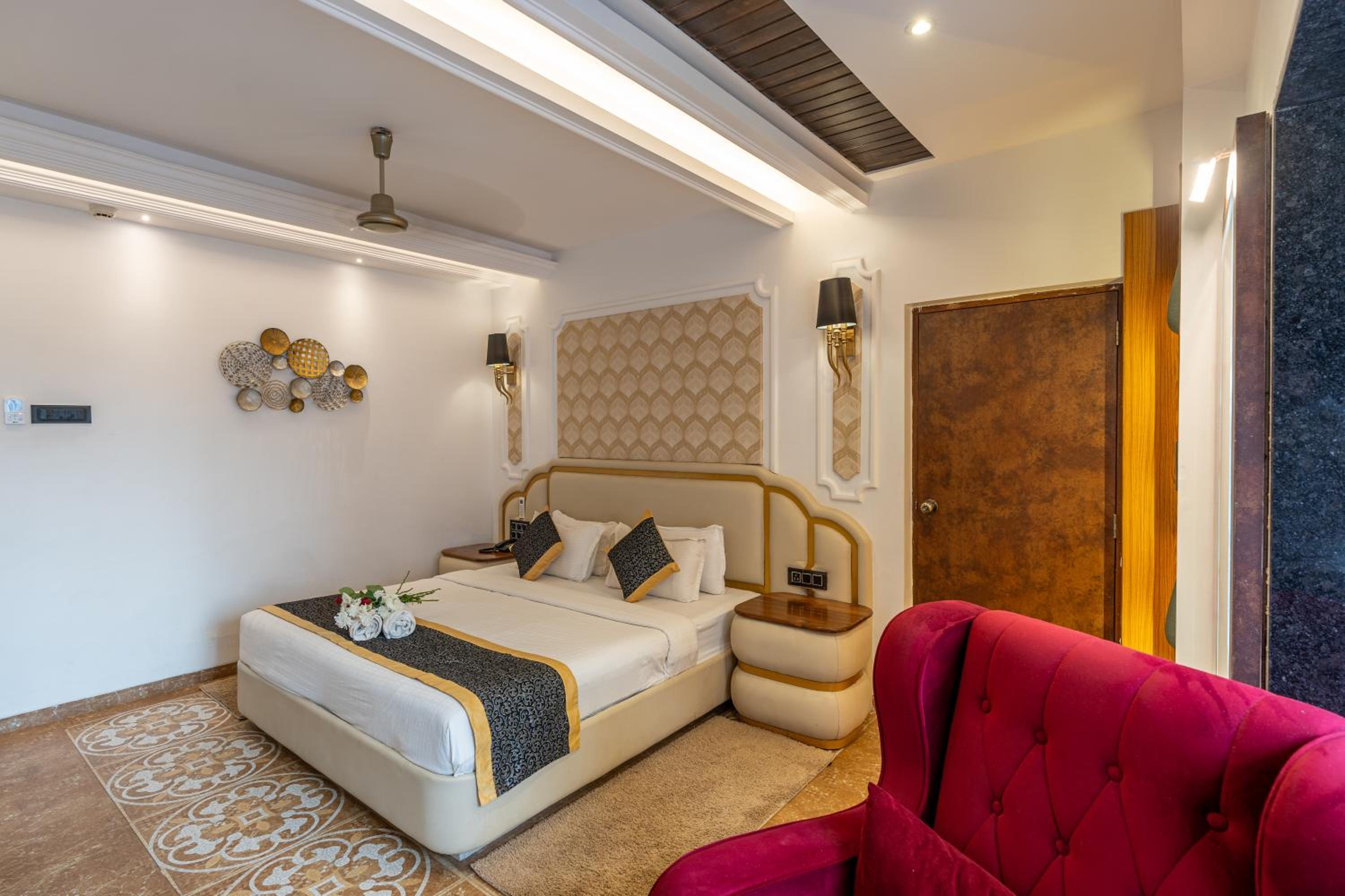 King Suite with Balcony - Photo 13