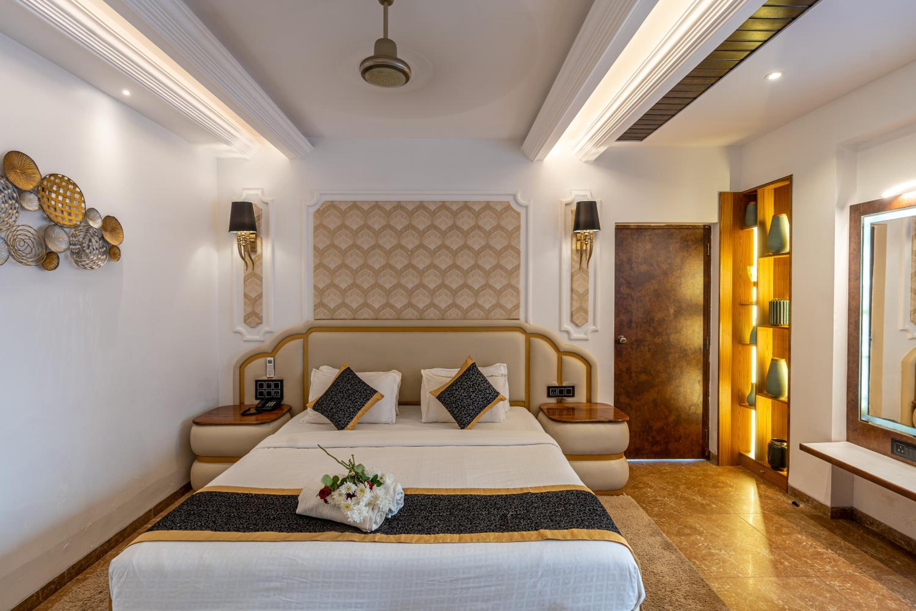 King Suite with Balcony - Photo 11