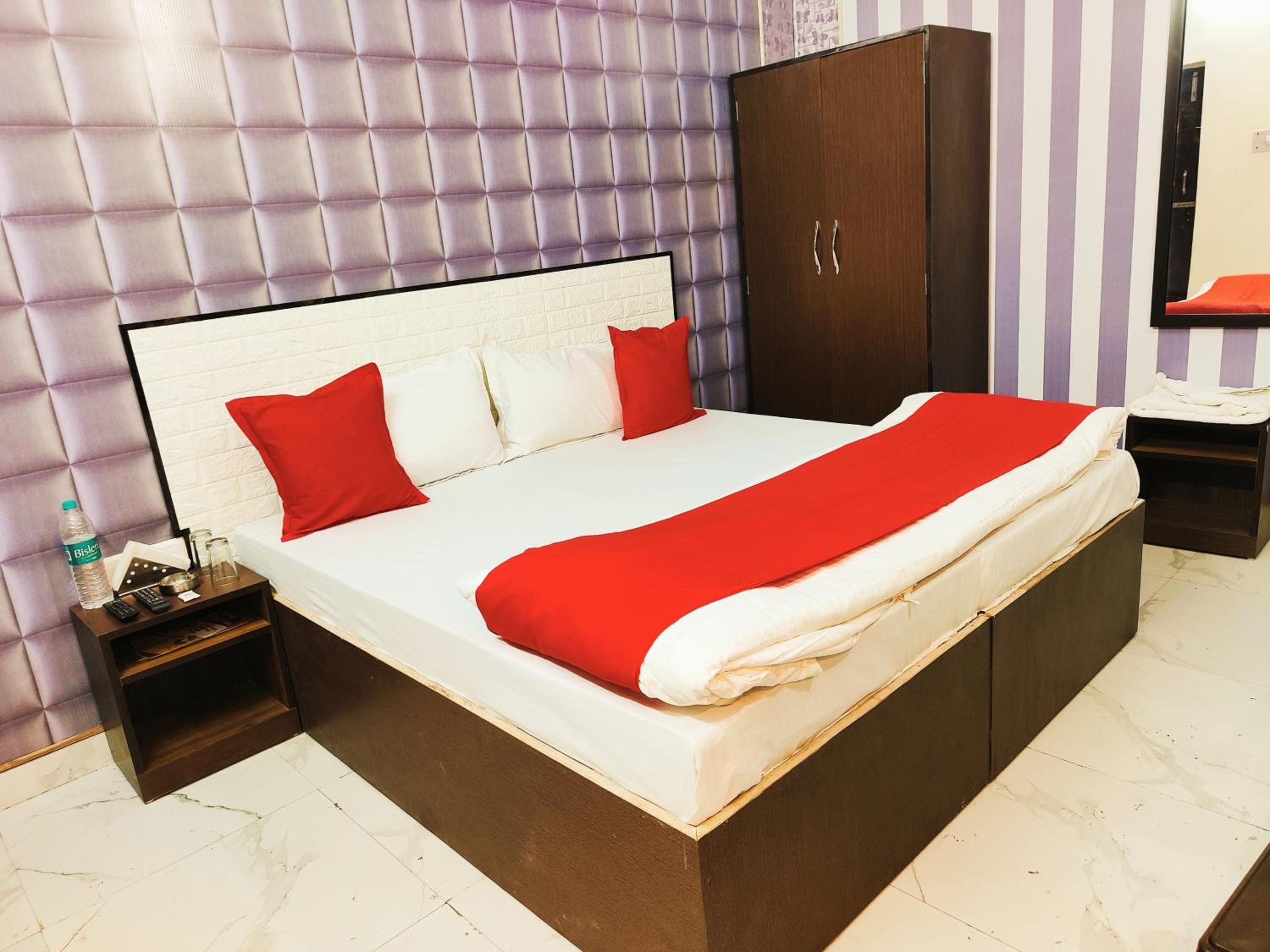 Deluxe Double Room (2 Adults + 1 Child) photo 1