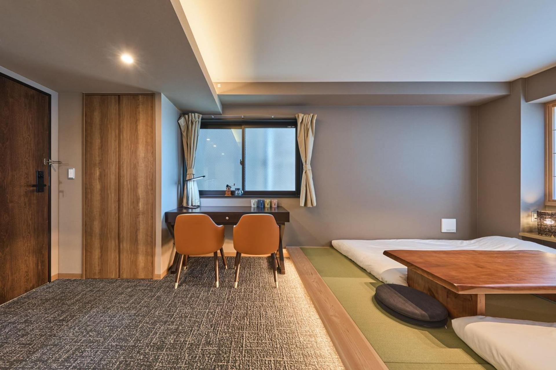 Family Room with Balcony photo 2