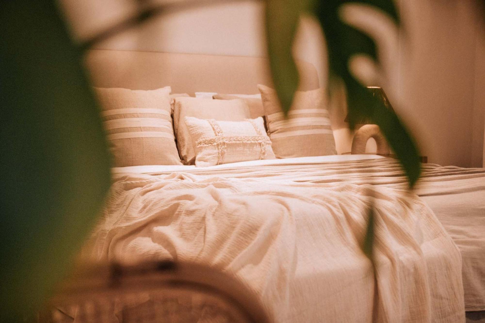 Deluxe King Room - Photo 9