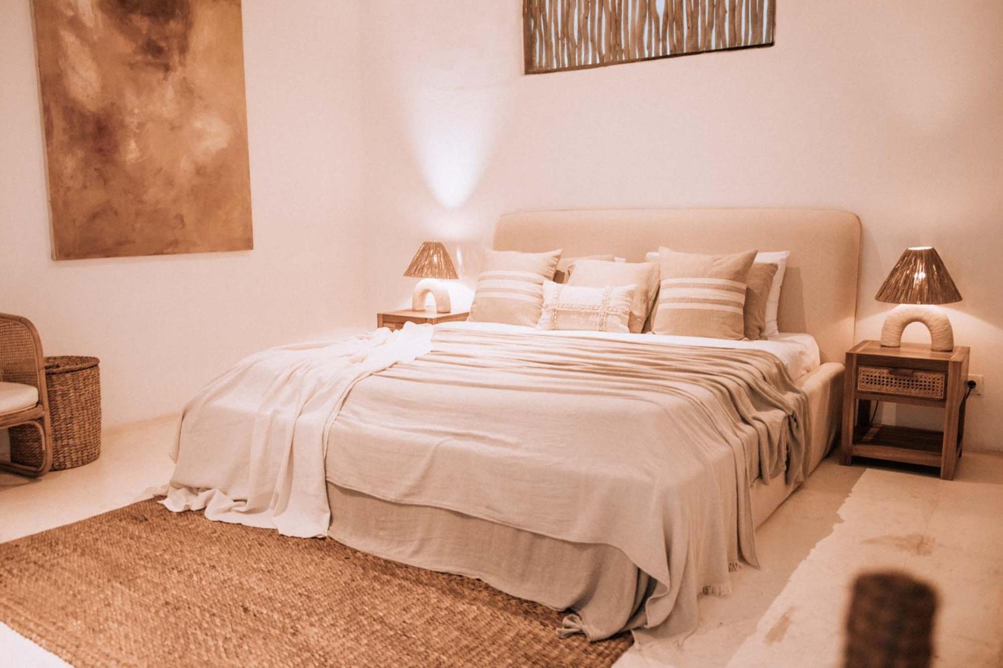 Deluxe King Room - Photo 11