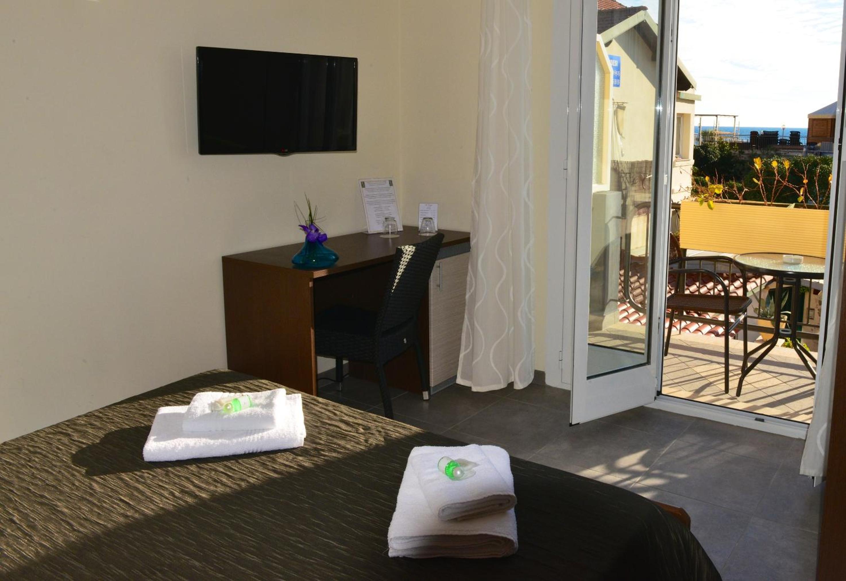 Double Room with Balcony and Sea View - Photo 11