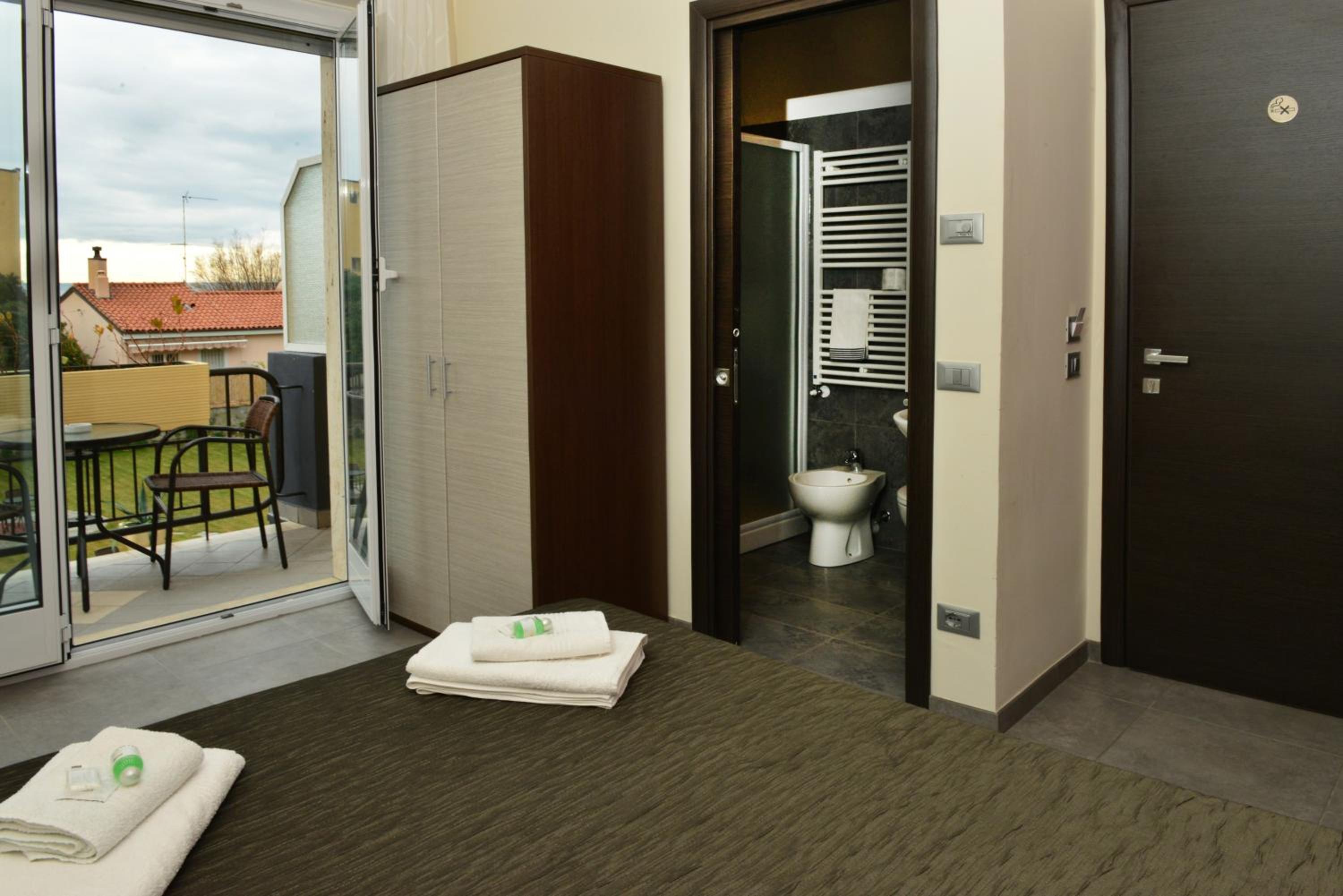Double Room with Balcony and Sea View - Photo 17