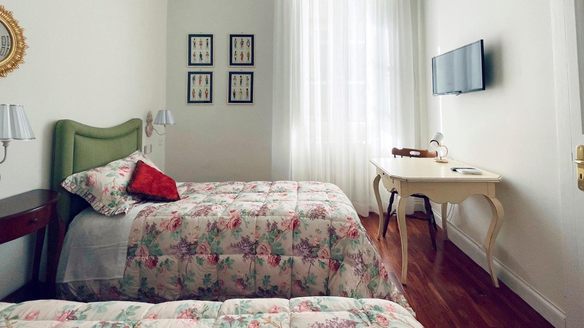 Double or Twin Room with Private Bathroom - Photo 2