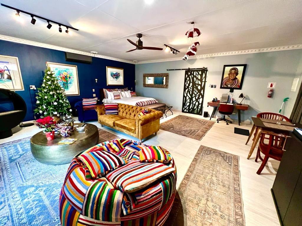 Deluxe King Suite - Photo 17