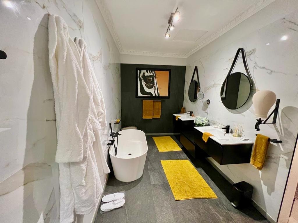 Deluxe King Suite - Photo 16