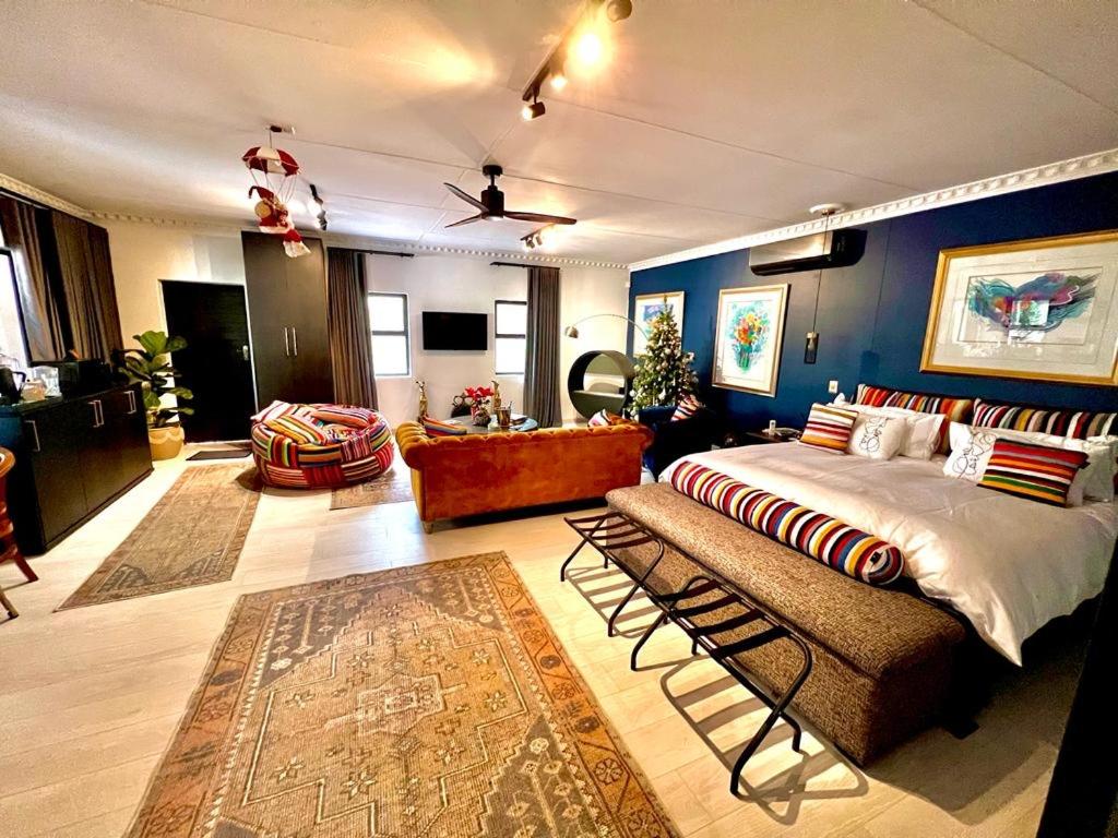 Deluxe King Suite - Photo 14