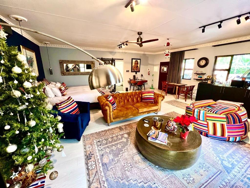Deluxe King Suite - Photo 13