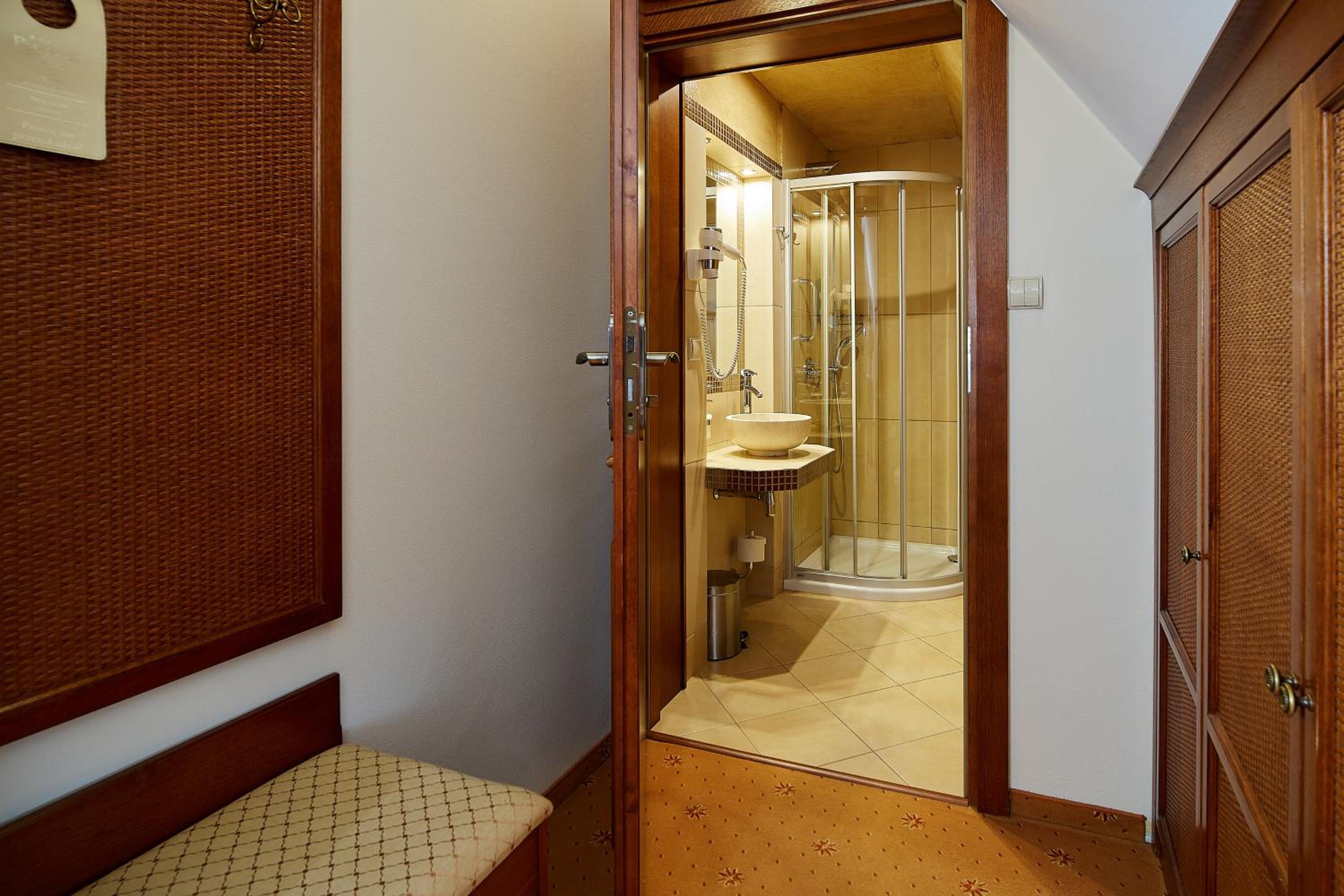 Economy Triple Room - Photo 6
