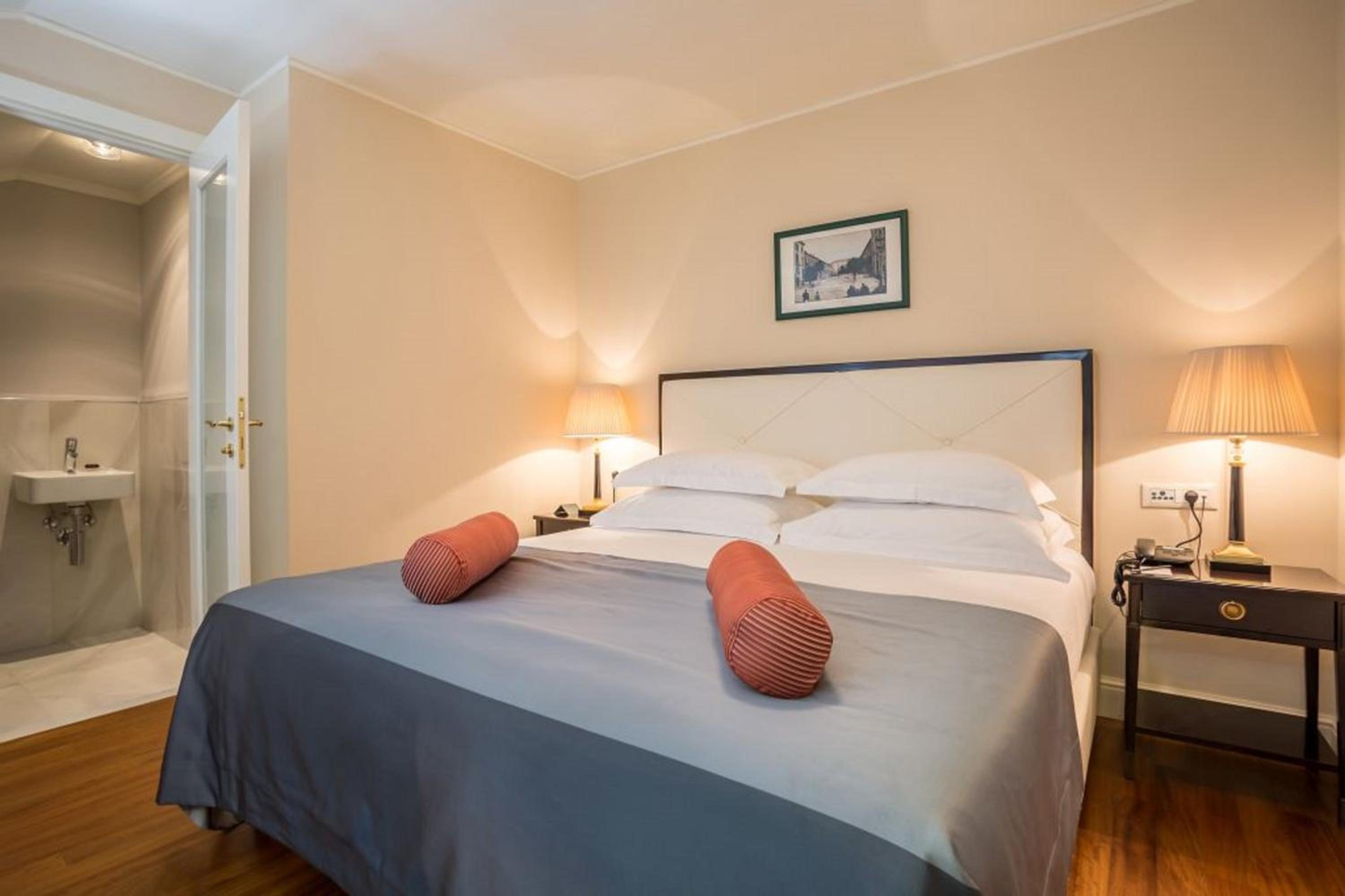 Deluxe Double Room with Sea View - Photo 10