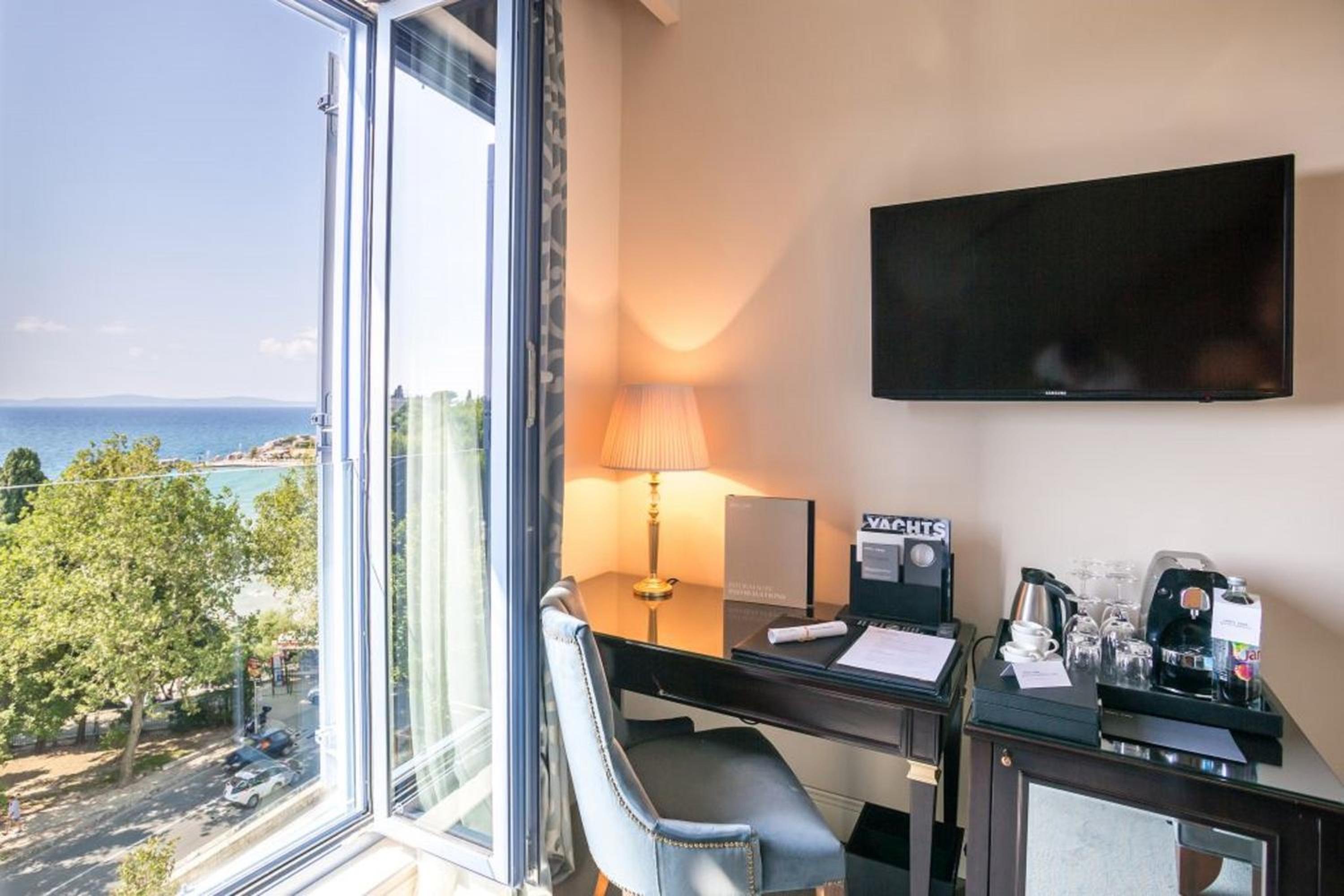 Deluxe Double Room with Sea View - Photo 9