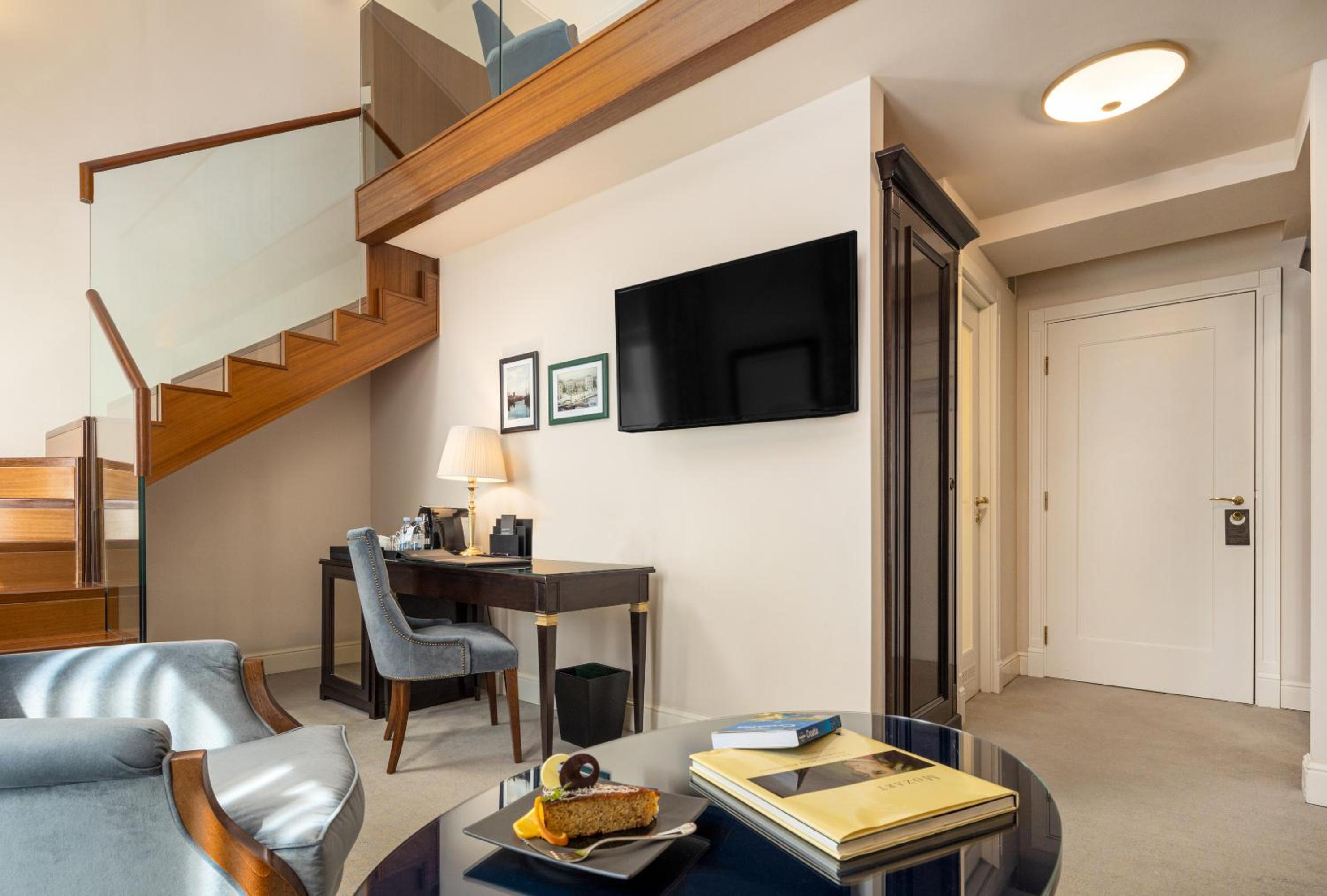 Deluxe Double Room with Sea View - Photo 11